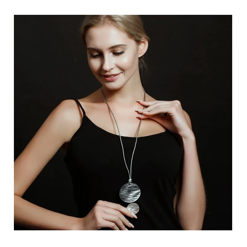 Sweater Chain Explosive Pendant New Women's Simple Fashion Oval Contrasting Color Metal Long Necklace
Sweater Chain Explosive Pendant New Women's Simple Fashion Oval Contrasting Color Metal Long Necklace