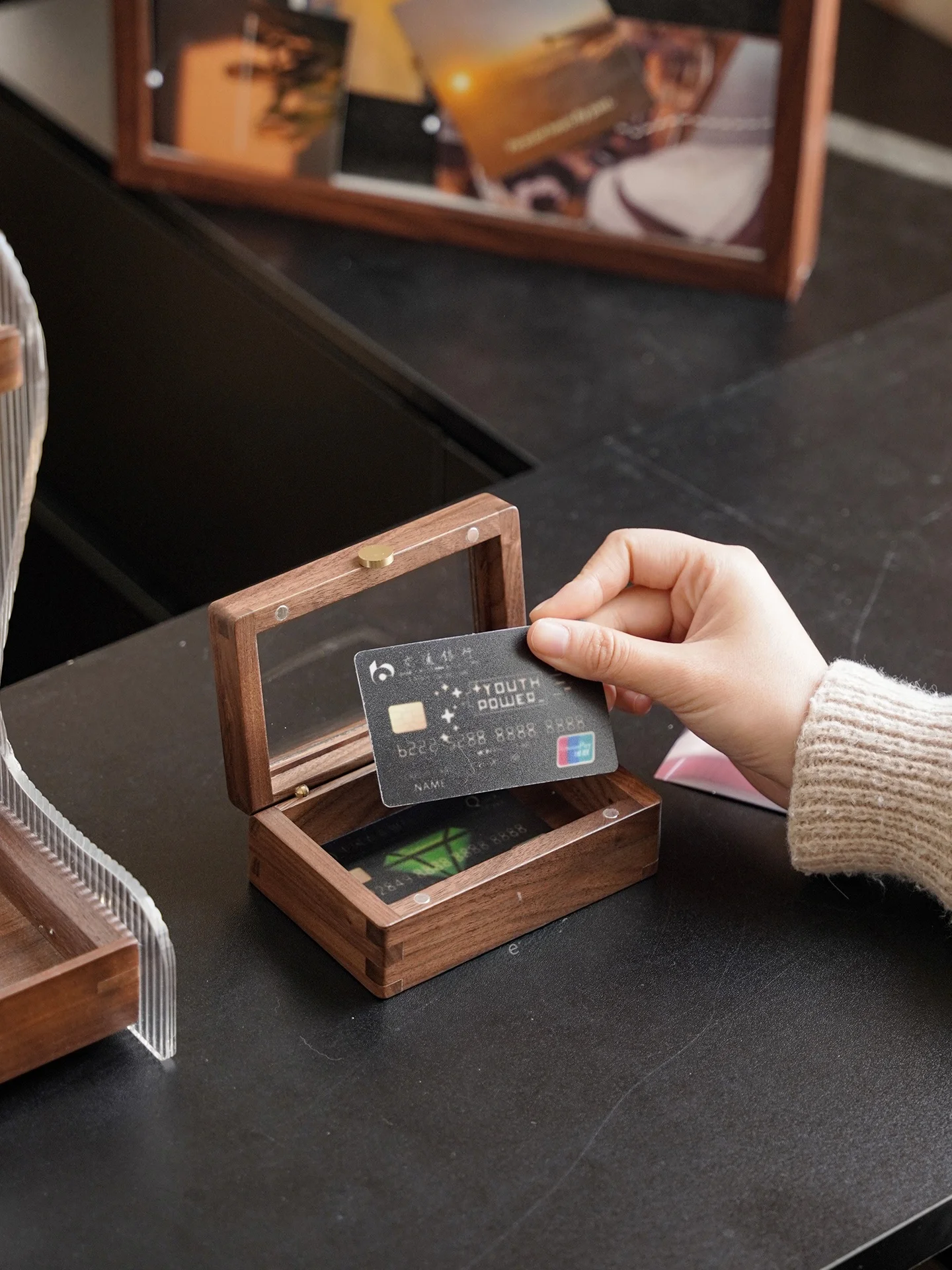 Портативный деревянный футляр для карт из натурального орехового дерева, прозрачный ретро-органайзер для хранения карт
Портативный деревянный футляр для карт из натурального орехового дерева, прозрачный ретро-органайзер для хранения карт