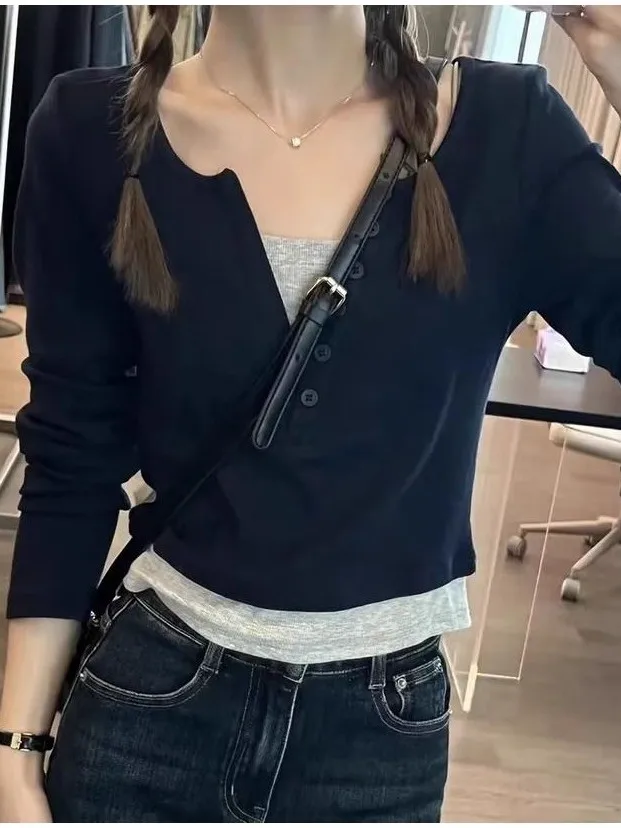 Slim Fit V-Neck Long Sleeve T-Shirt Women's Base Layer Design Sense Top Korean Style Commute Pure Color Button Thread Splice
Slim Fit V-Neck Long Sleeve T-Shirt Women's Base Layer Design Sense Top Korean Style Commute Pure Color Button Thread Splice