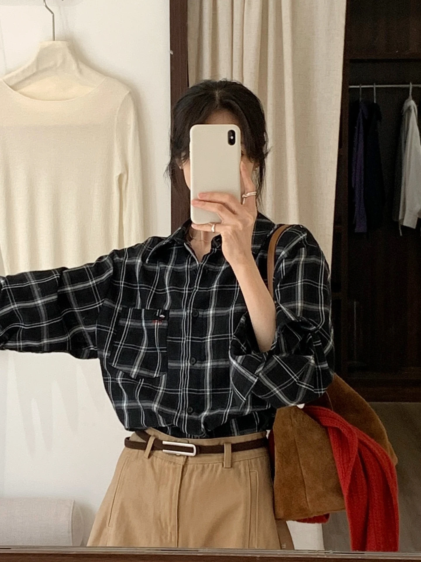 BRIVIN Корейская винтажная черно-белая клетчатая рубашка с длинным рукавом для женщин, свободный крой, модный топ для похудения, повседневный стиль, смесь хлопка
BRIVIN Корейская винтажная черно-белая клетчатая рубашка с длинным рукавом для женщин, свободный крой, модный топ для похудения, повседневный стиль, смесь хлопка