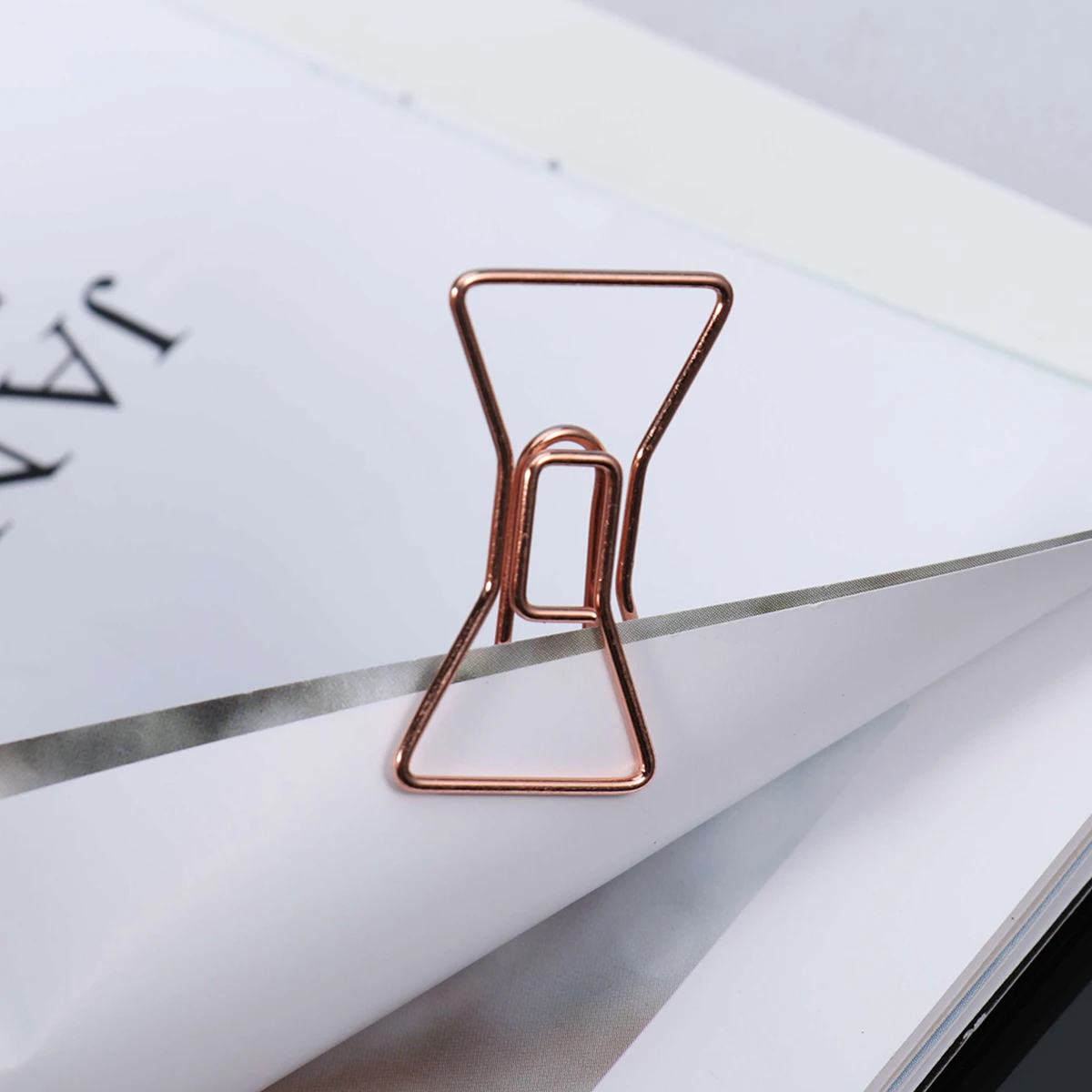 8pcs Rose Gold Metal Paper Clips Creative Hanger Shape Bookmark Photo Note Sign Clips Strong Clipping Force
8pcs Rose Gold Metal Paper Clips Creative Hanger Shape Bookmark Photo Note Sign Clips Strong Clipping Force