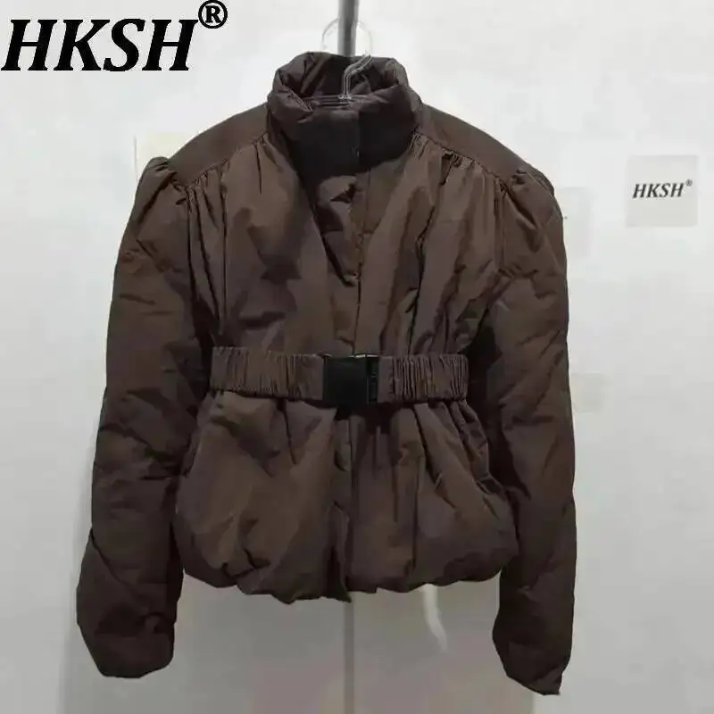 HKSH 2026 Winter New Women's Down Coat Stand Collar Belt Waist-Cinching Pleated Stylish Elegant Ins Casual Puffer Jacket HK15390
HKSH 2026 Winter New Women's Down Coat Stand Collar Belt Waist-Cinching Pleated Stylish Elegant Ins Casual Puffer Jacket HK15390