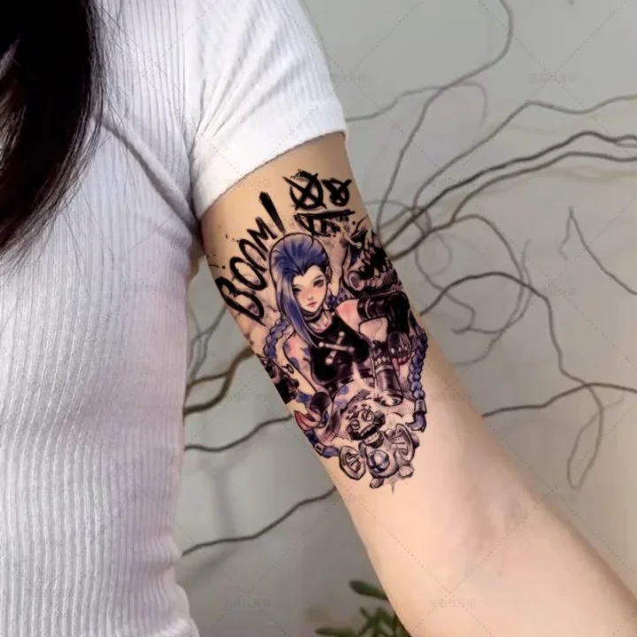 Временные татуировки для девочек в стиле аниме для женщин и мужчин, водонепроницаемые поддельные татуировки с героями мультфильмов Jinx, реалистичные прочные татуировки для боди-арта, наклейки на тело
Временные татуировки для девочек в стиле аниме для женщин и мужчин, водонепроницаемые поддельные татуировки с героями мультфильмов Jinx, реалистичные прочные татуировки для боди-арта, наклейки на тело