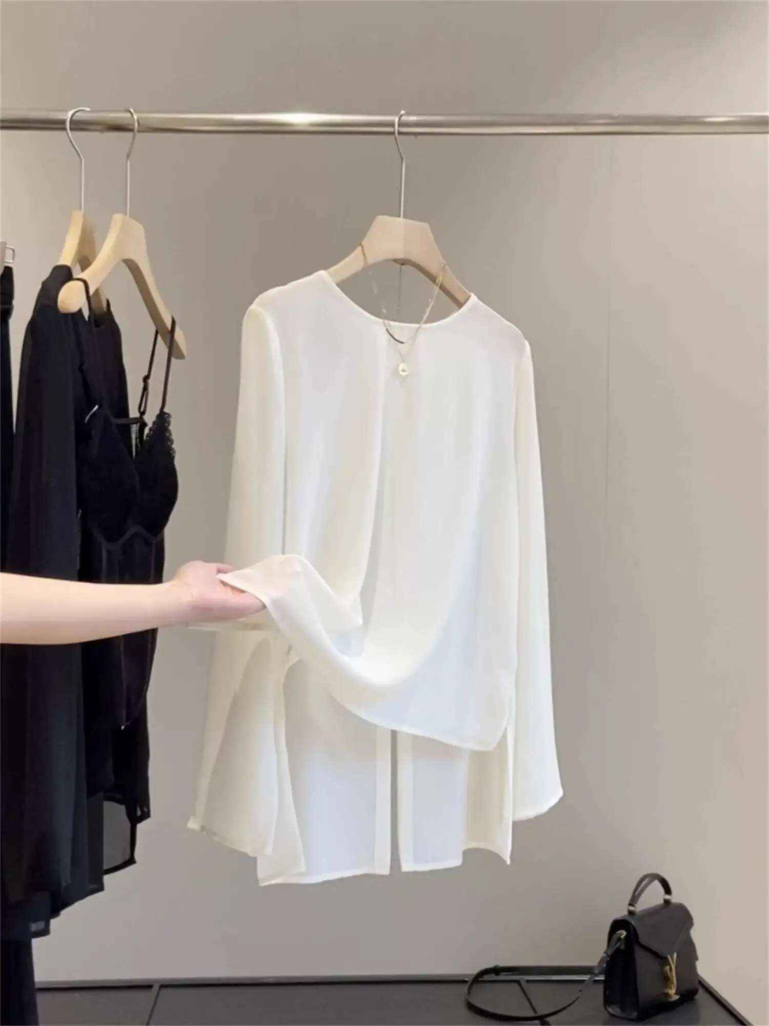 2026 Summer New Women Chiffon Long Sleeve Tops Back Split Thin Casual Elegant All Match Loose Blouse
2026 Summer New Women Chiffon Long Sleeve Tops Back Split Thin Casual Elegant All Match Loose Blouse