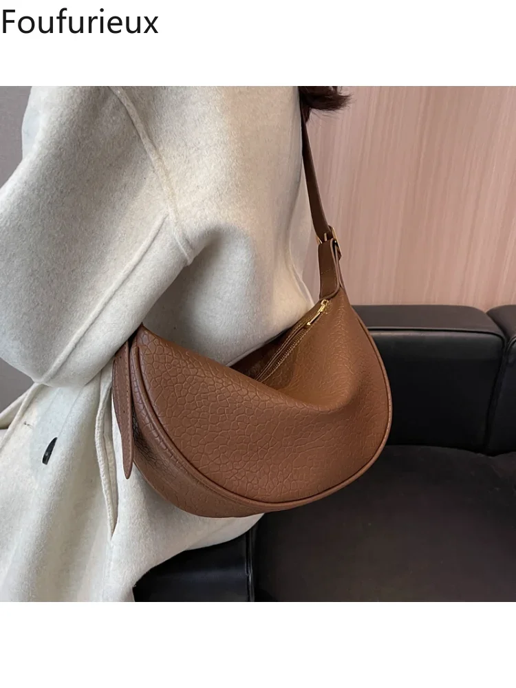 Foufurieux 2023 Spring Woman New Black Color Wide Single Strap Zipper Half Moon PU Leather Chest Bag All Match Bolsos De Mujer
Foufurieux 2023 Spring Woman New Black Color Wide Single Strap Zipper Half Moon PU Leather Chest Bag All Match Bolsos De Mujer