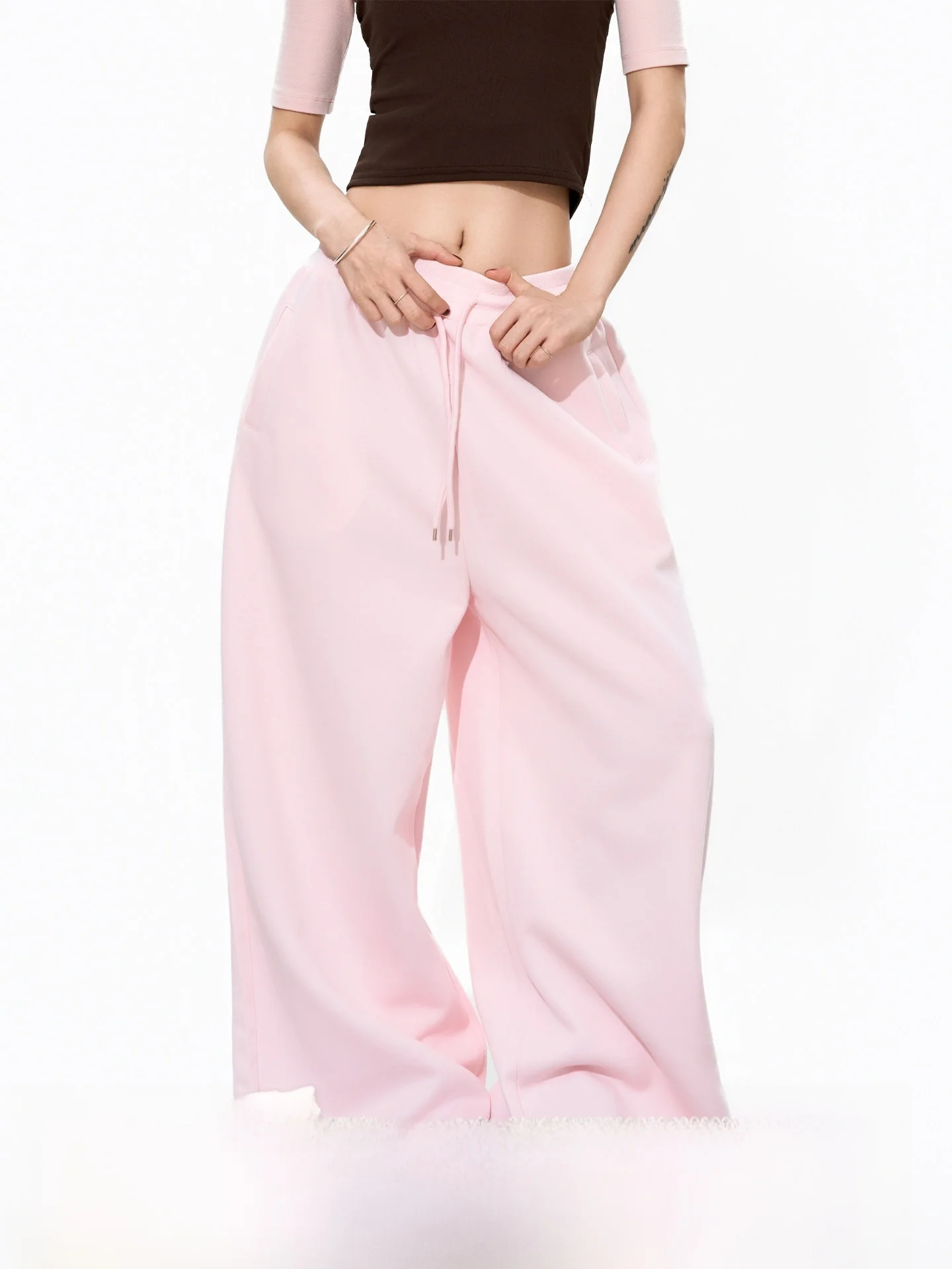 Retro American Loose Wide Leg Sport Sweatpants Women's Casual Drape Elastic Waist Cord Drawstring Loose Fit Cotton Pants
Retro American Loose Wide Leg Sport Sweatpants Women's Casual Drape Elastic Waist Cord Drawstring Loose Fit Cotton Pants