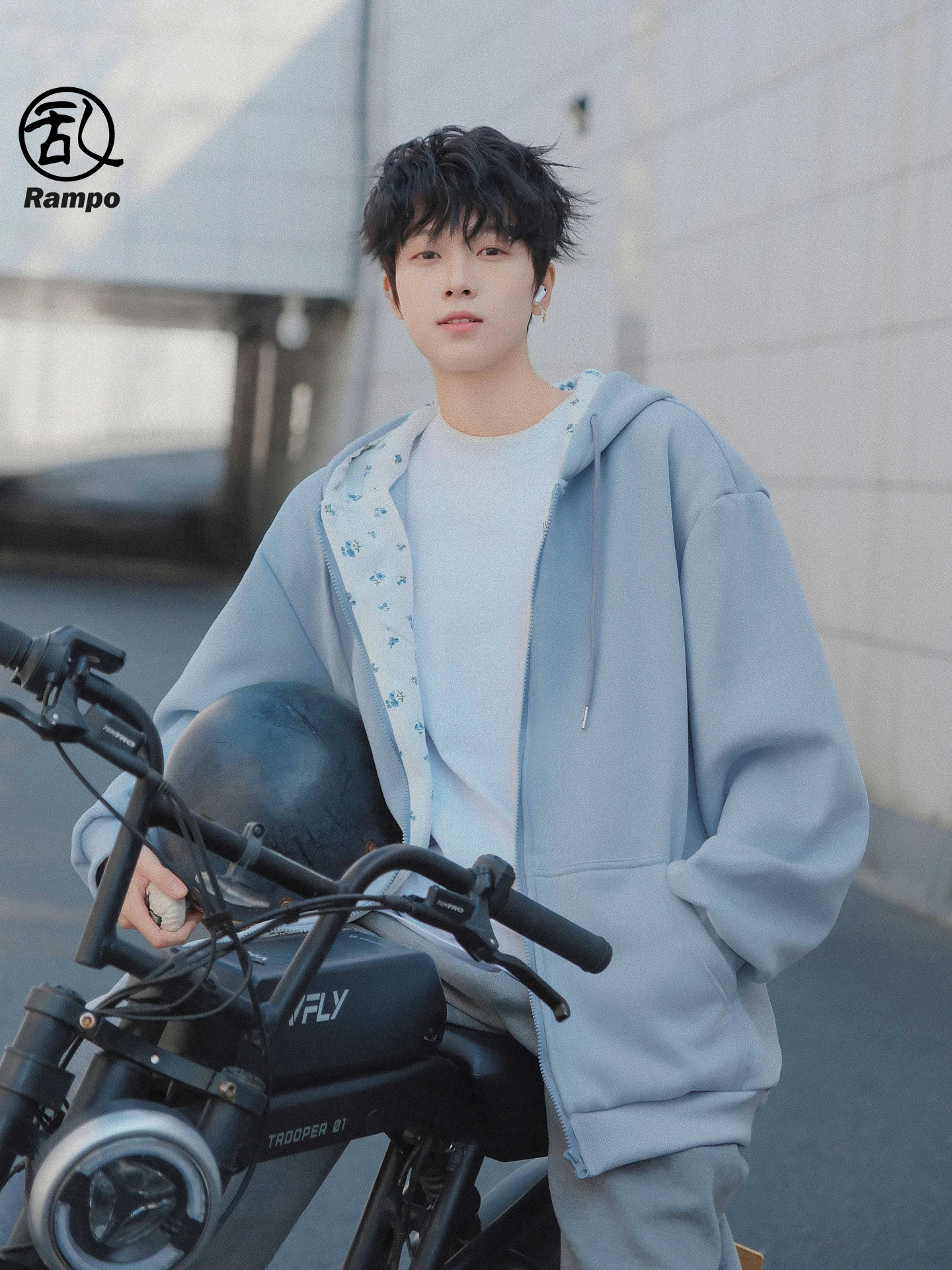 Мужская зимняя толстовка-куртка с цветочным пэчворком в американском стиле, модная, на флисовой подкладке, на молнии, повседневная, спортивная, с капюшоном, из смесовой хлопковой ткани
Мужская зимняя толстовка-куртка с цветочным пэчворком в американском стиле, модная, на флисовой подкладке, на молнии, повседневная, спортивная, с капюшоном, из смесовой хлопковой ткани