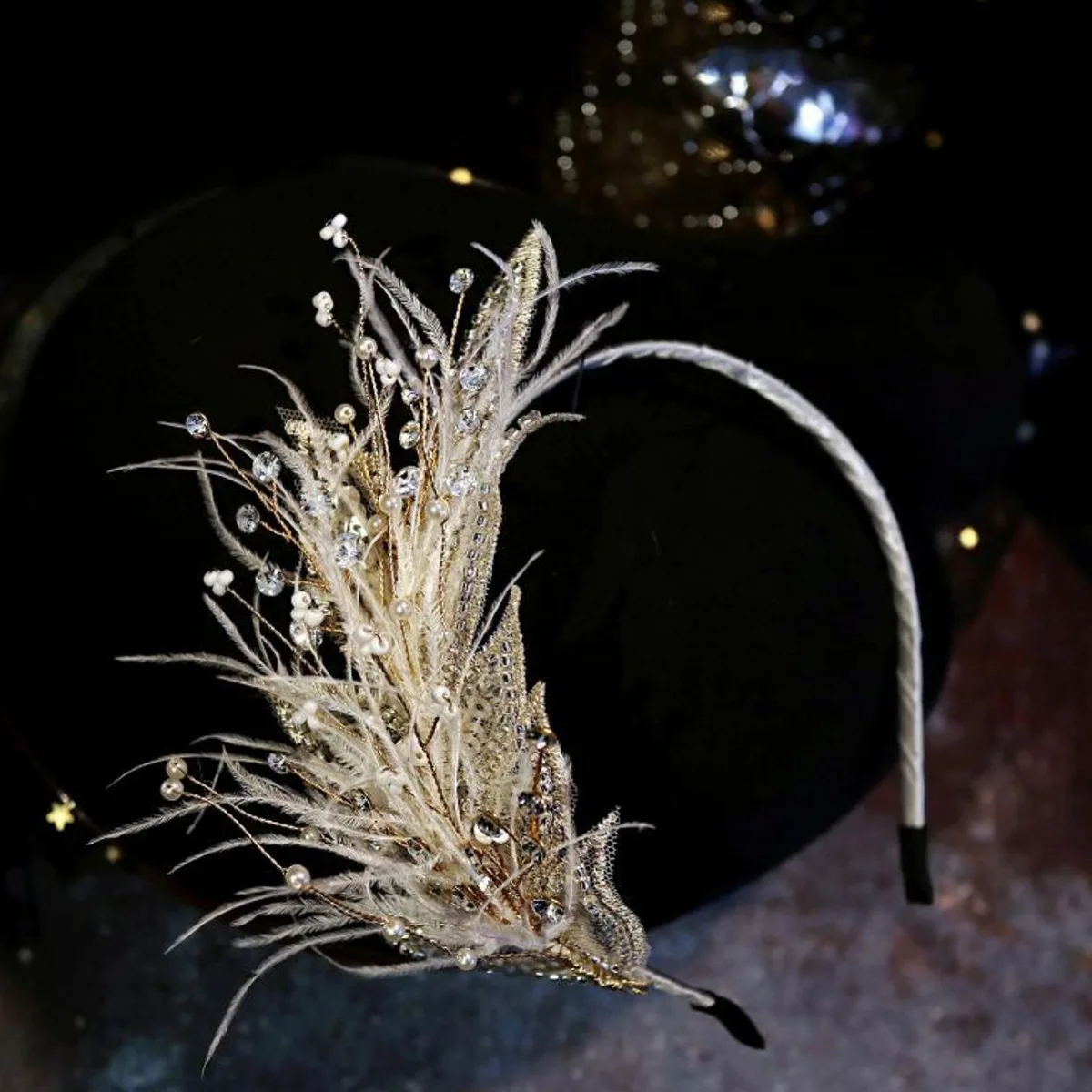 New High Quality Bride Hair Accessories Embroidered Feather Headbands Water Diamond Wedding Headwear Hair Hoop For Birtday Party
New High Quality Bride Hair Accessories Embroidered Feather Headbands Water Diamond Wedding Headwear Hair Hoop For Birtday Party