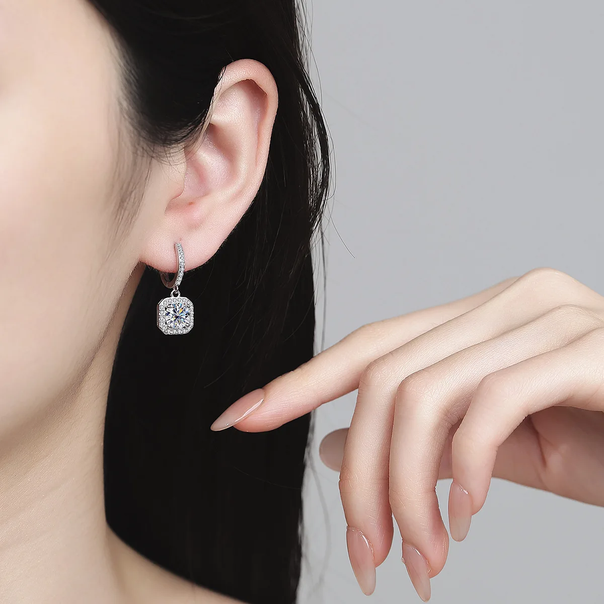 2 Carat Moissanite Square Hoop Earrings for Women S925 Sterling Silver Sparkling Lab Diamond Earring Women's Wedding Jewelry
2 Carat Moissanite Square Hoop Earrings for Women S925 Sterling Silver Sparkling Lab Diamond Earring Women's Wedding Jewelry