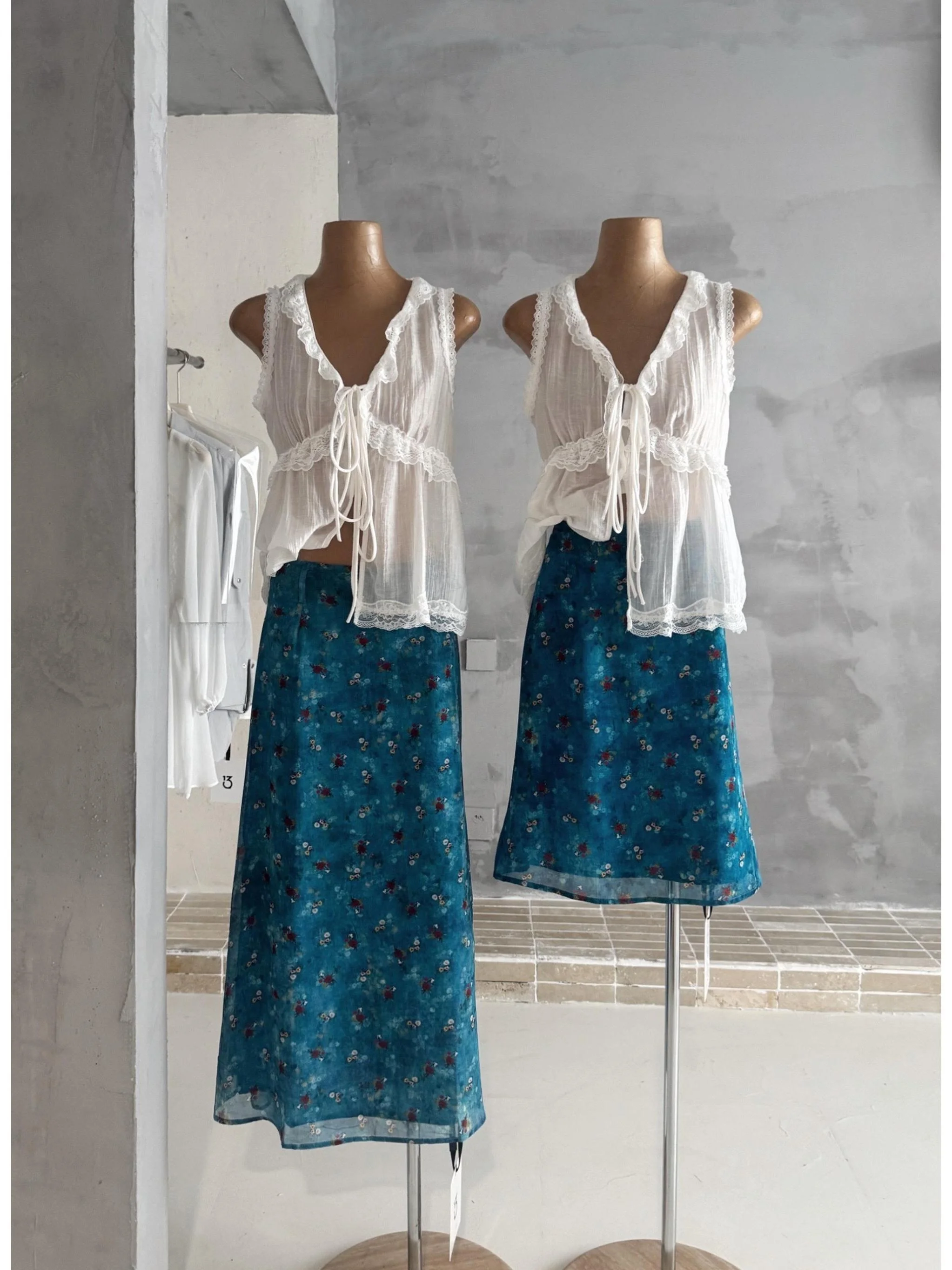 Blue Floral Print Chiffon Straight Midi Skirt with High Waist Design And Fish Tail Detailing for Young Women 13Studio2026 Col...
Blue Floral Print Chiffon Straight Midi Skirt with High Waist Design And Fish Tail Detailing for Young Women 13Studio2026 Col...