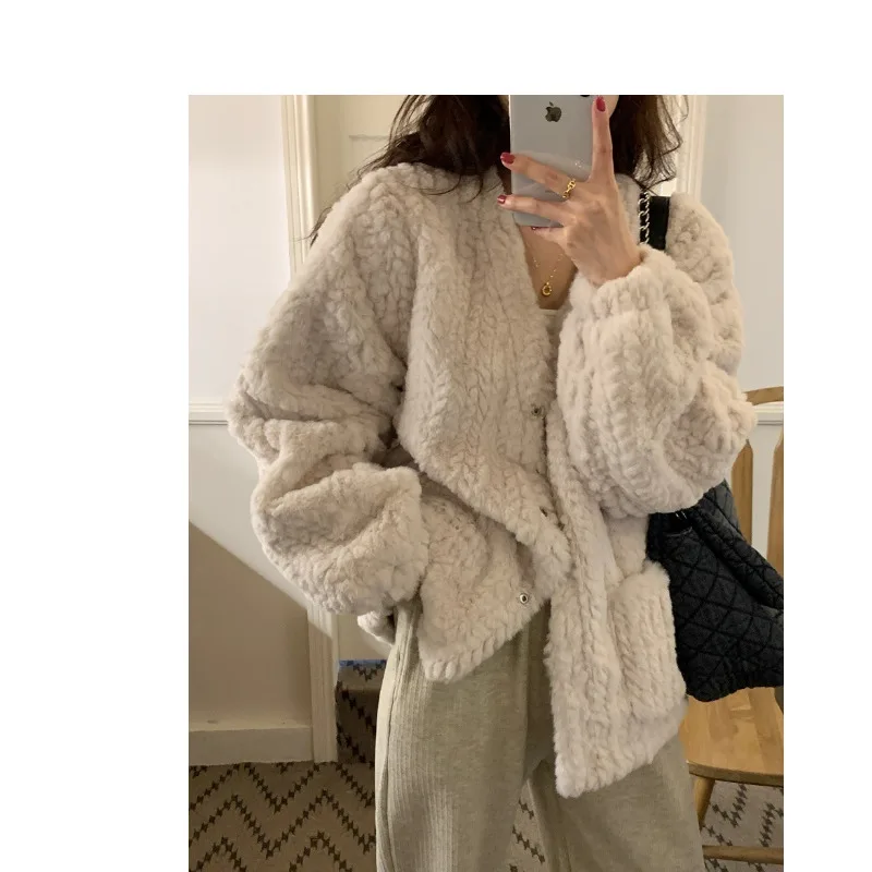 Корейская короткая куртка-плюш с V-образным вырезом: удобная повседневная верхняя одежда, теплая, модная, стильный дизайн, осенне-зимнее пальто
Корейская короткая куртка-плюш с V-образным вырезом: удобная повседневная верхняя одежда, теплая, модная, стильный дизайн, осенне-зимнее пальто