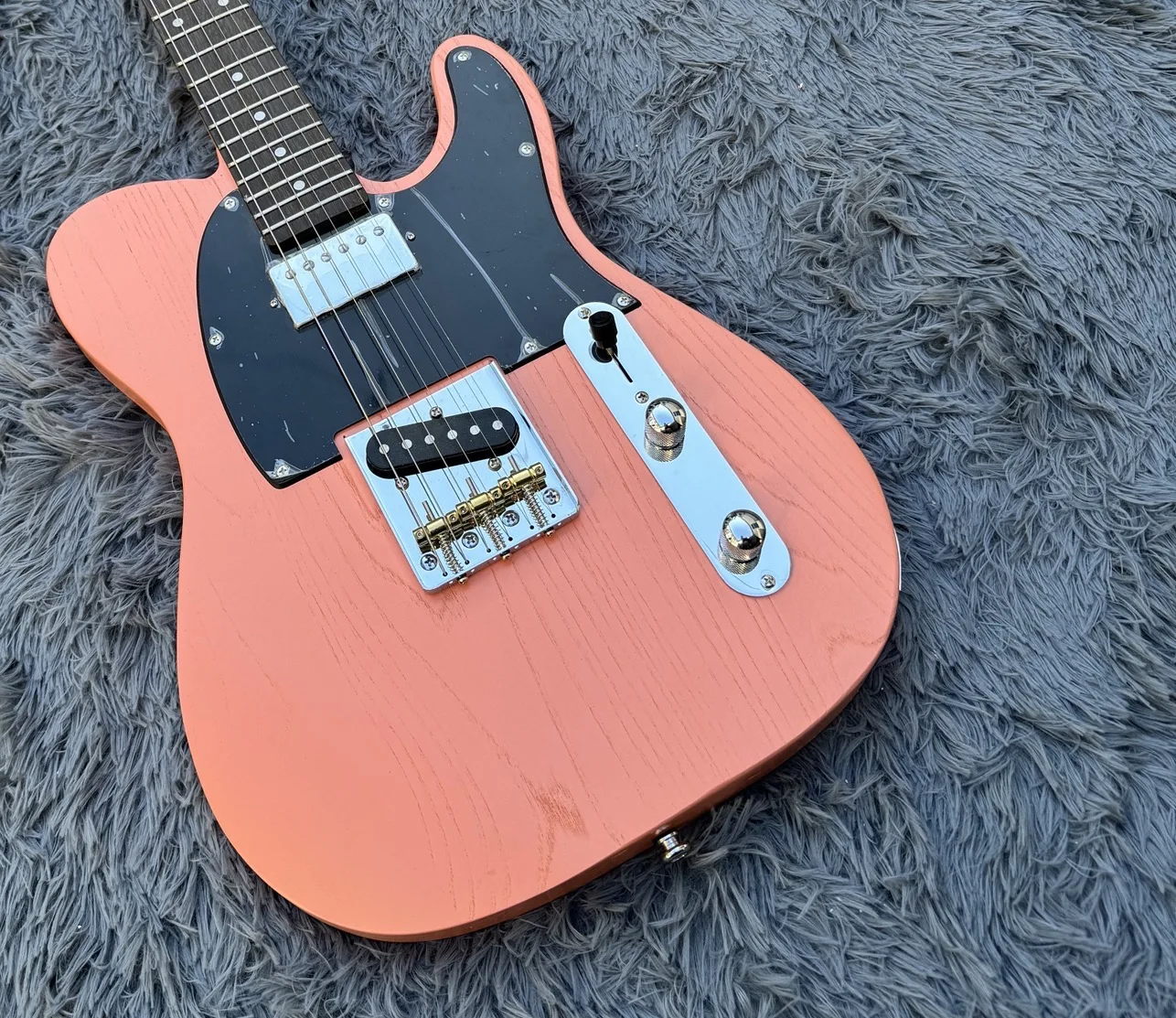 Semi-finished elm wood body with accessories
Semi-finished elm wood body with accessories