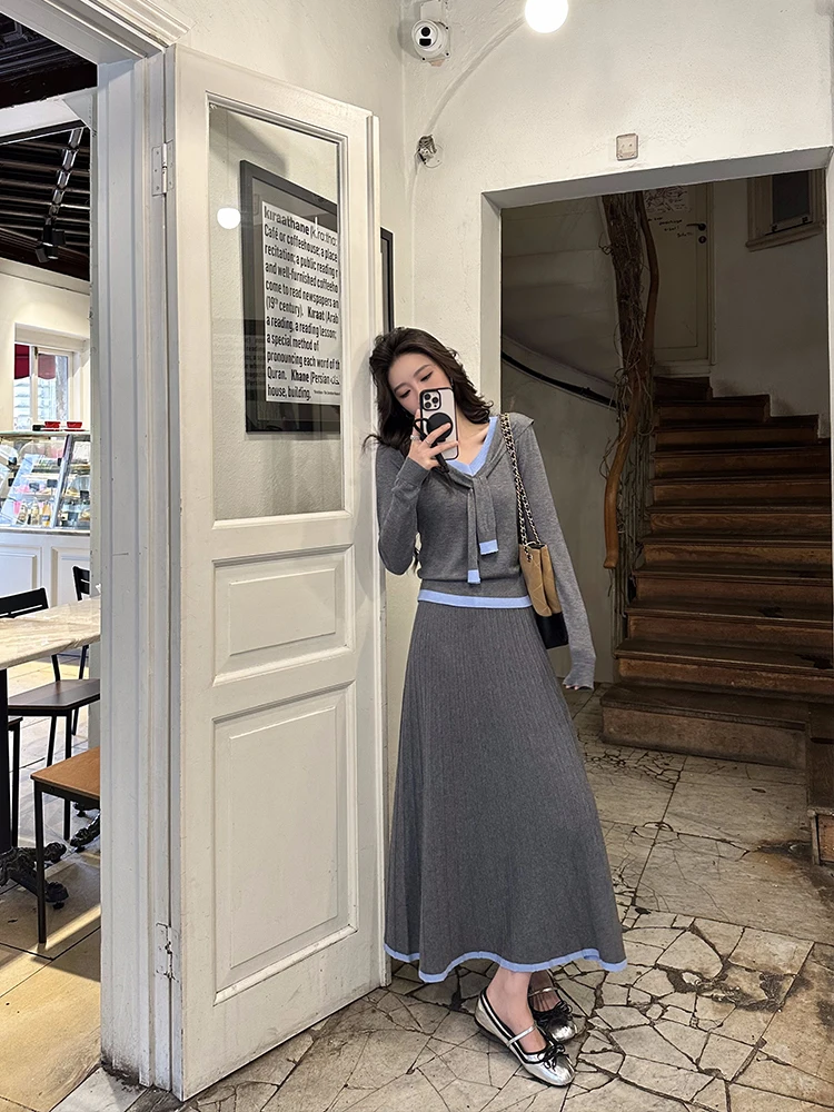 Новый женский комплект ZQ Zigeng: вязаный топ с V-образным вырезом и длинными рукавами, плиссированная юбка. Модный повседневный стиль.
Новый женский комплект ZQ Zigeng: вязаный топ с V-образным вырезом и длинными рукавами, плиссированная юбка. Модный повседневный стиль.