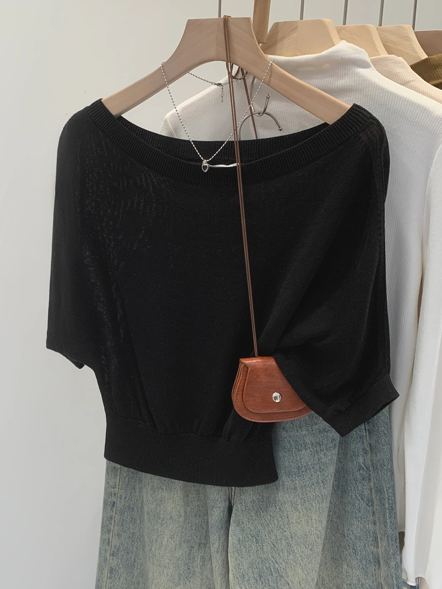 Elegant Black Slim Fit round Neck Batwing Sleeve Knitted T-Shirt Women's Summer New Style Korean Loose Fit Soft Casual Top
Elegant Black Slim Fit round Neck Batwing Sleeve Knitted T-Shirt Women's Summer New Style Korean Loose Fit Soft Casual Top
