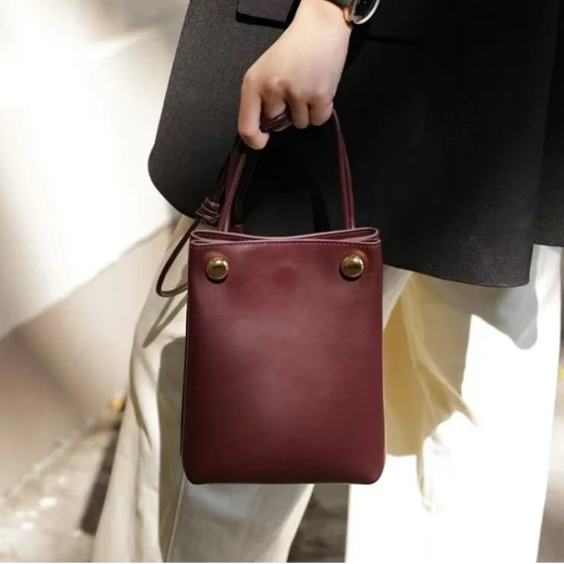 Creative Brand Women Long Bucket Bag Gold Metal Genuine Leather High-end Long Strap Shoulde Bag High-end Luxury Designer Handbag
Creative Brand Women Long Bucket Bag Gold Metal Genuine Leather High-end Long Strap Shoulde Bag High-end Luxury Designer Handbag