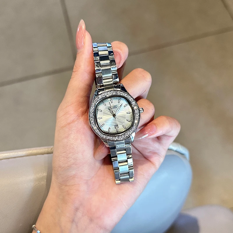 Женские часы Full Diamond на рабочем месте. Женские часы со стальным ремнем.
Женские часы Full Diamond на рабочем месте. Женские часы со стальным ремнем.