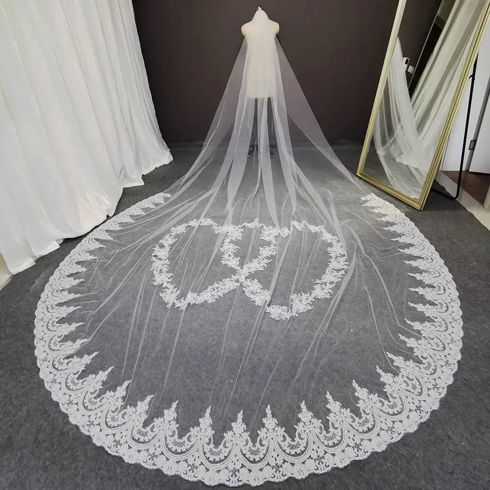 Echt Fotos 4 Meter Lange Hochzeit Schleier Spitze Appliques Herz Muster Eine Schicht Braut Schleier mit Kamm Hochzeit Zubehör
Echt Fotos 4 Meter Lange Hochzeit Schleier Spitze Appliques Herz Muster Eine Schicht Braut Schleier mit Kamm Hochzeit Zubehör