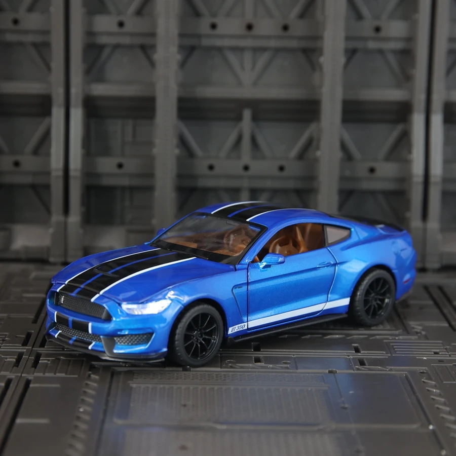 1:32 Ford Shelby GT350 alloy car model doors and hood trunk can open children's acousto-optic toy cars and good quality
1:32 Ford Shelby GT350 alloy car model doors and hood trunk can open children's acousto-optic toy cars and good quality