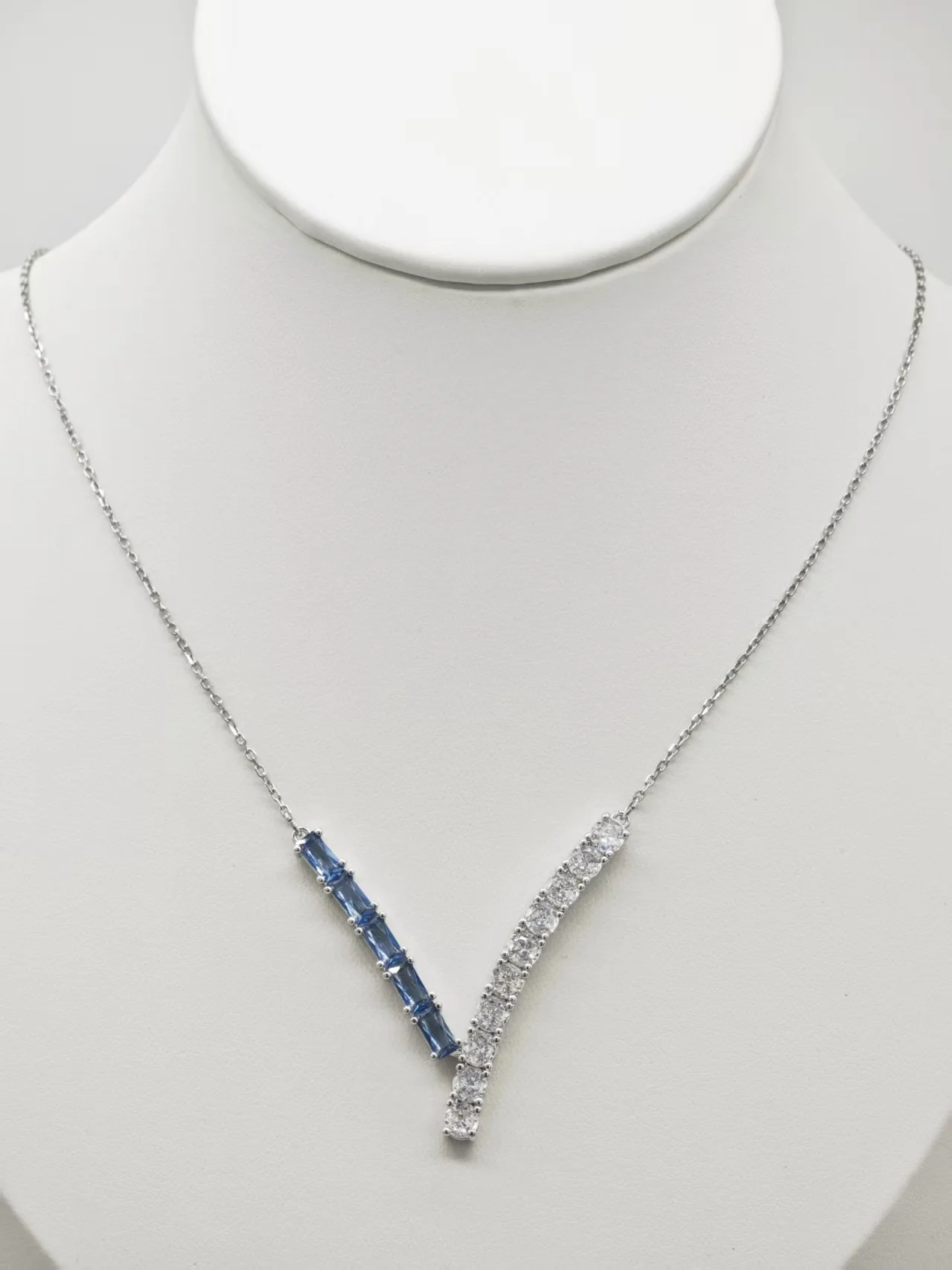 Ladies' blue diamond Y-shaped niche high-end necklace
Ladies' blue diamond Y-shaped niche high-end necklace