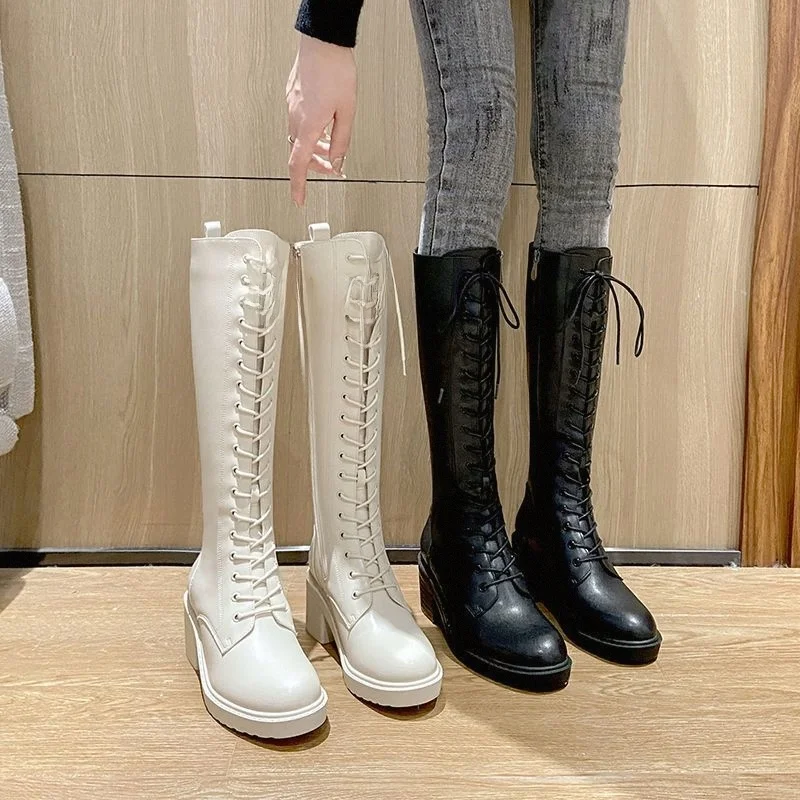 Белые длинные сапоги-трубочки. Женские рыцарские сапоги на высоком каблуке. Долгие сапоги до середины икры без колена. Маленькие сапоги среднего размера.
Белые длинные сапоги-трубочки. Женские рыцарские сапоги на высоком каблуке. Долгие сапоги до середины икры без колена. Маленькие сапоги среднего размера.