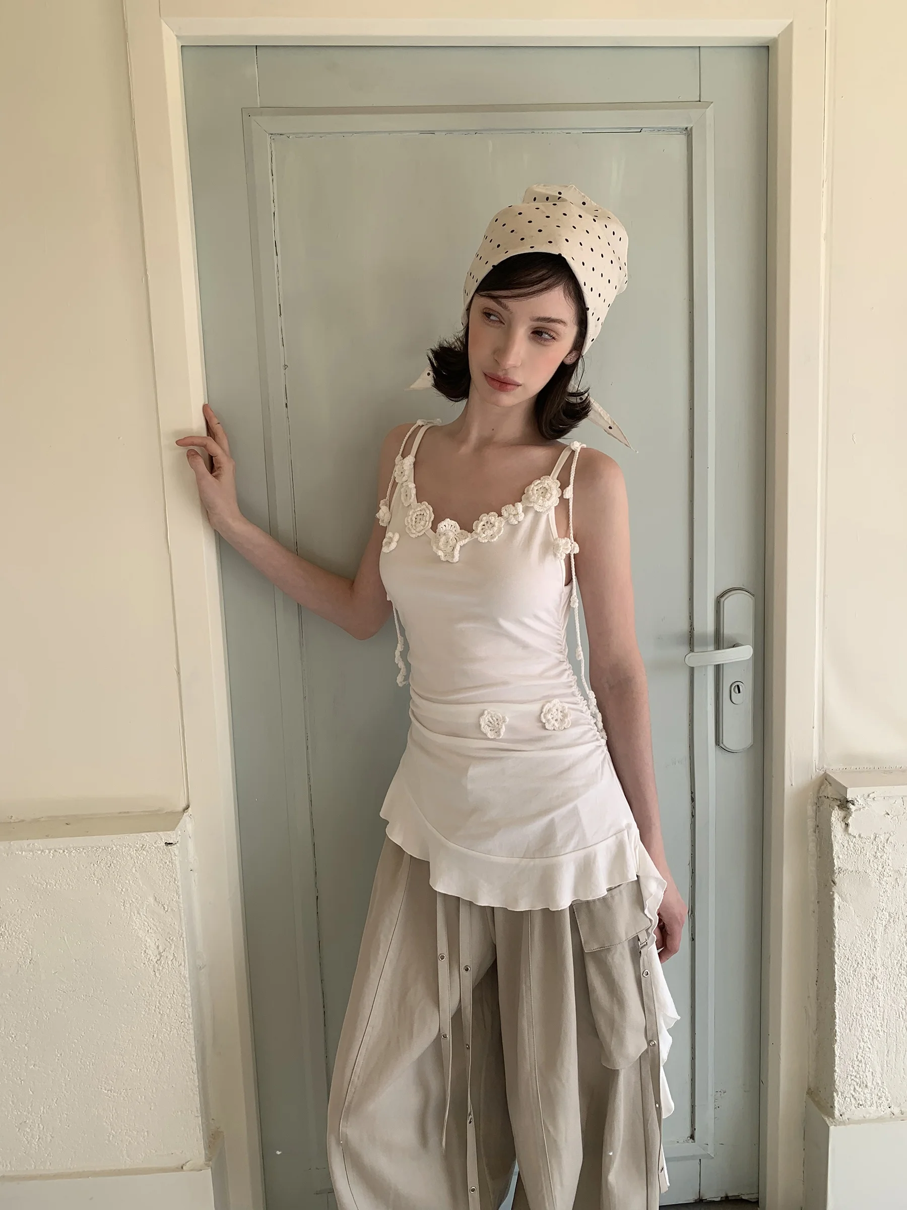 Unique Asymmetric Sleeveless Top for Women JDE White 3D Lace Sash T-Shirt Casual Style Low round Neck Regular Length
Unique Asymmetric Sleeveless Top for Women JDE White 3D Lace Sash T-Shirt Casual Style Low round Neck Regular Length