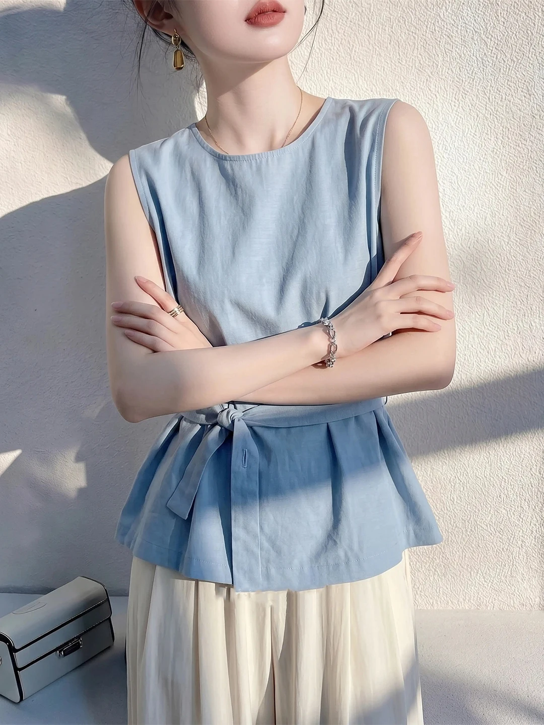Summer 2026 round Neck Sleeveless Shirt Korean Style Commute Fashion Slimming High-End Feeling Versatile Women's Blouse
Summer 2026 round Neck Sleeveless Shirt Korean Style Commute Fashion Slimming High-End Feeling Versatile Women's Blouse