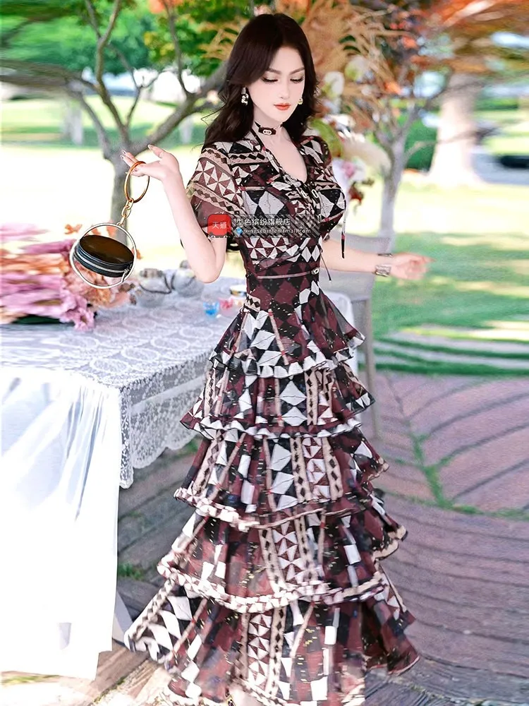 A new style of vacation-themed printed cake elegant and youthful waist-cinching dress
A new style of vacation-themed printed cake elegant and youthful waist-cinching dress