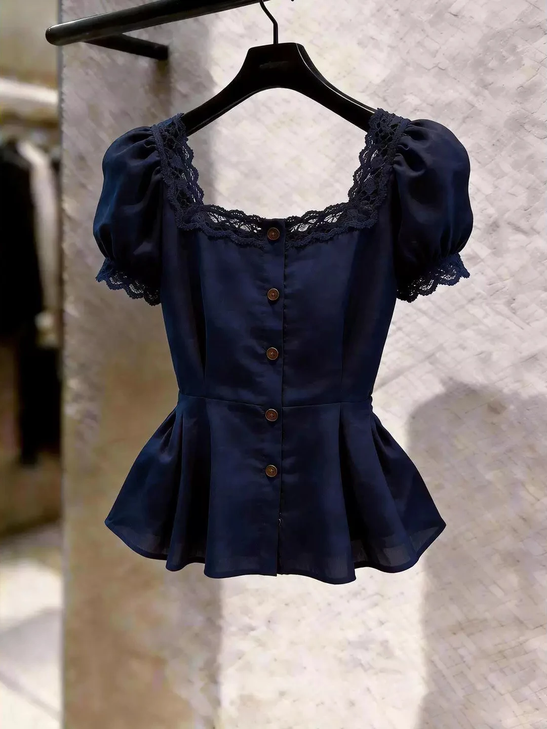 Chic Lace Splice Single Button Bubble Sleeve Shirt Women's Fashionable Top Gentle Wind Summer 2026 Korean Style Slim Fit Blouse
Chic Lace Splice Single Button Bubble Sleeve Shirt Women's Fashionable Top Gentle Wind Summer 2026 Korean Style Slim Fit Blouse