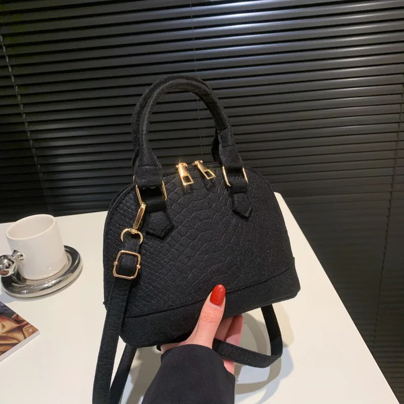 Fashion Felt Shoulder Bags for Women's Bag Advanced Texture Armpit Handbag Casual Shell Shaped Crossbody Bag Ladies Commuter Bag
Fashion Felt Shoulder Bags for Women's Bag Advanced Texture Armpit Handbag Casual Shell Shaped Crossbody Bag Ladies Commuter Bag