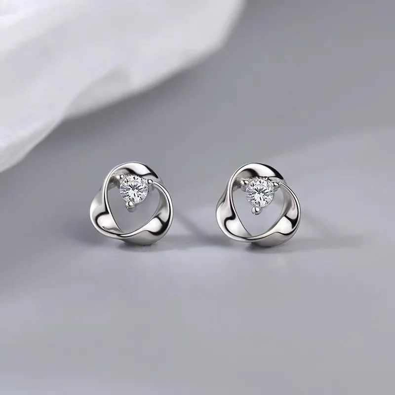 Настоящее серебро 925 пробы, изысканные серьги-гвоздики с цирконом неправильной формы для очаровательных женщин, ювелирные изделия, классические полые аксессуары
Настоящее серебро 925 пробы, изысканные серьги-гвоздики с цирконом неправильной формы для очаровательных женщин, ювелирные изделия, классические полые аксессуары