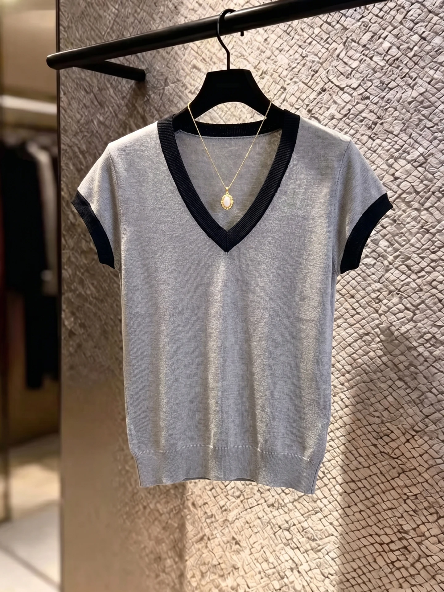 Korean Style V-Neck Short Sleeve Knitwear Color Block Design Versatile Summer Top Fashionable And Comfortable Ladies' Clothing
Korean Style V-Neck Short Sleeve Knitwear Color Block Design Versatile Summer Top Fashionable And Comfortable Ladies' Clothing