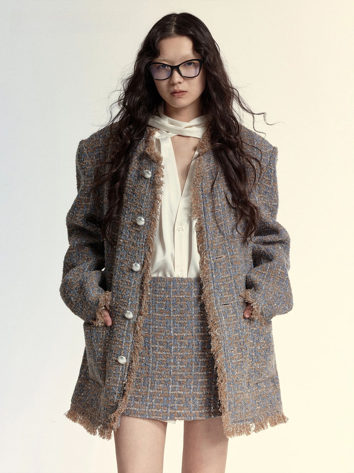 VERMO Vintage Wide Shoulder Woolen Jacket And Pants Set for Men And Women with Silver Buckles Fashionable Autumn Outfit
VERMO Vintage Wide Shoulder Woolen Jacket And Pants Set for Men And Women with Silver Buckles Fashionable Autumn Outfit