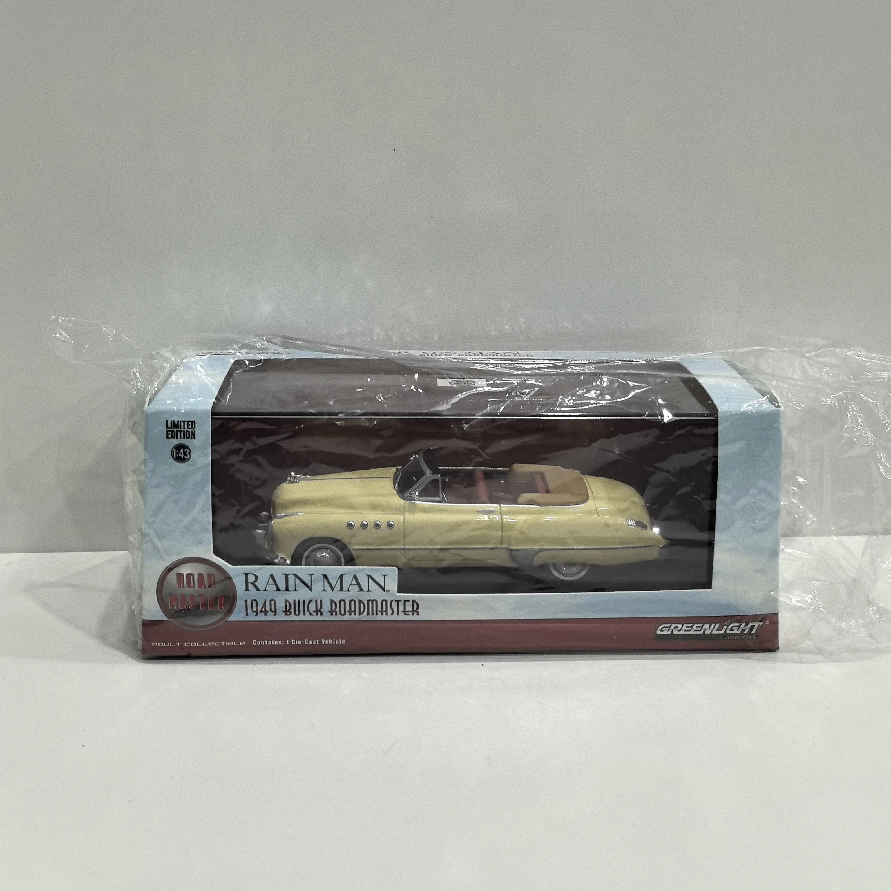 Металлическая модель автомобиля ROADMASTER 5C 1949 года, масштаб 1/43, зеленый цвет.
Металлическая модель автомобиля ROADMASTER 5C 1949 года, масштаб 1/43, зеленый цвет.