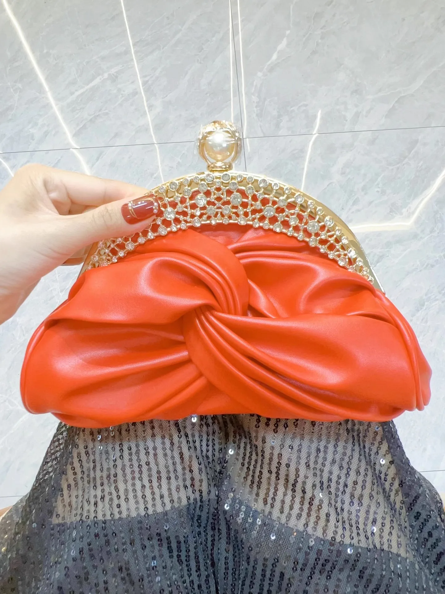 High Quality Soft PU Knotted Clutch Purse Fashion Women's Handbag Luxury Glitter Rhinestone Diamond Evening Bag Crossbody Bag
High Quality Soft PU Knotted Clutch Purse Fashion Women's Handbag Luxury Glitter Rhinestone Diamond Evening Bag Crossbody Bag