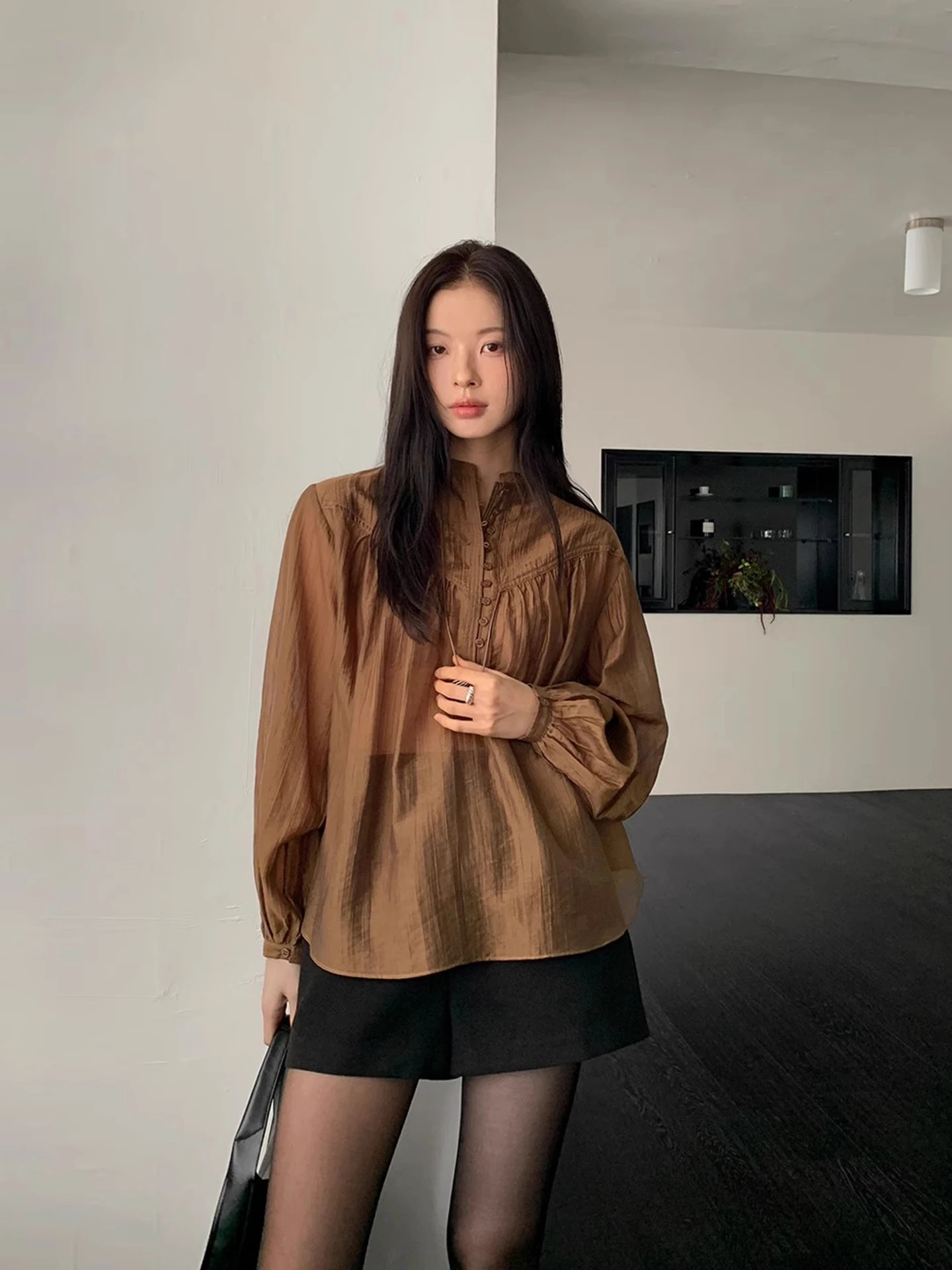 Женская блузка Ele Vintage с воротником-стойкой, плиссировкой и вставками, тонкая, свободного кроя, с рукавами-фонариками, однотонная, новинка ранней весны
Женская блузка Ele Vintage с воротником-стойкой, плиссировкой и вставками, тонкая, свободного кроя, с рукавами-фонариками, однотонная, новинка ранней весны