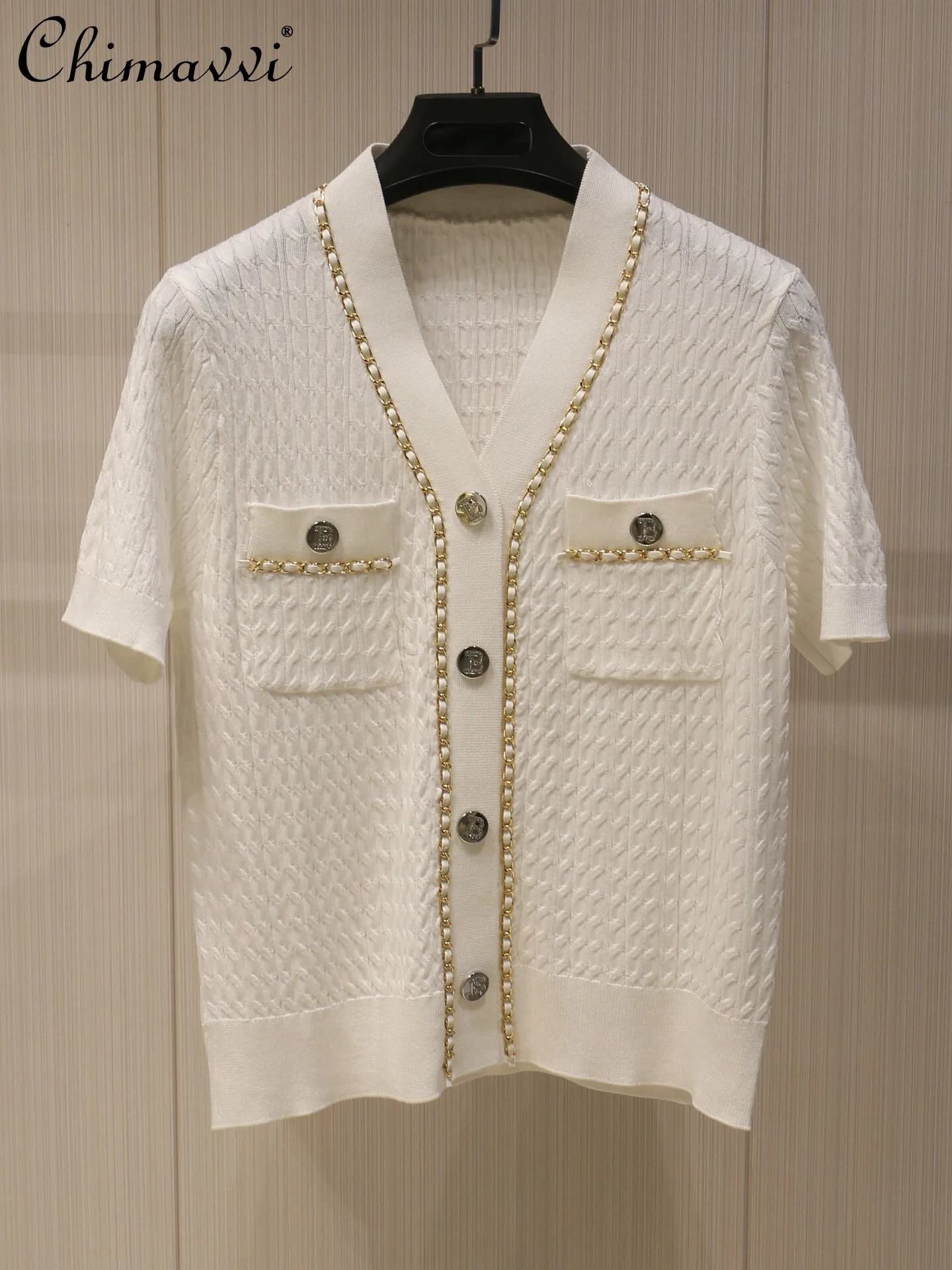 2026 Summer New High-end Fashion V-neck Short-sleeve Knitted Cardigan Women White Chain Detail Elegant Versatile Cropped Top
2026 Summer New High-end Fashion V-neck Short-sleeve Knitted Cardigan Women White Chain Detail Elegant Versatile Cropped Top