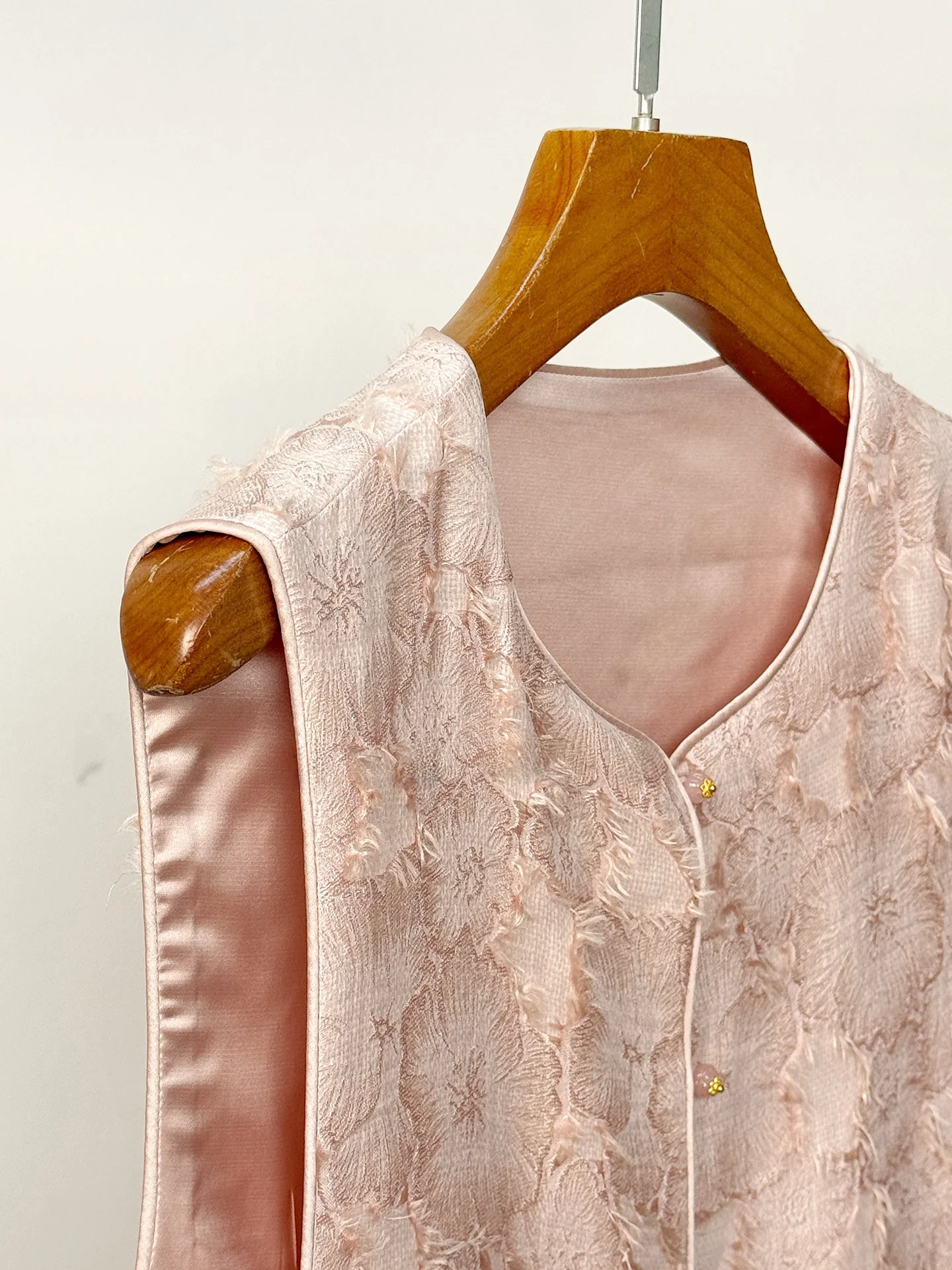 PTHERINE New Year Design Embroidered Ele Vest Jaet Button up Lightweight Fene Retro Sle Women's Faion Outerwear
PTHERINE New Year Design Embroidered Ele Vest Jaet Button up Lightweight Fene Retro Sle Women's Faion Outerwear