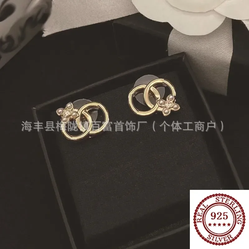 2025 New Trendy DIY Pure Silver Small Flower Smooth Double C Earrings Simple And Versatile Style Retro Earrings For Women
2025 New Trendy DIY Pure Silver Small Flower Smooth Double C Earrings Simple And Versatile Style Retro Earrings For Women