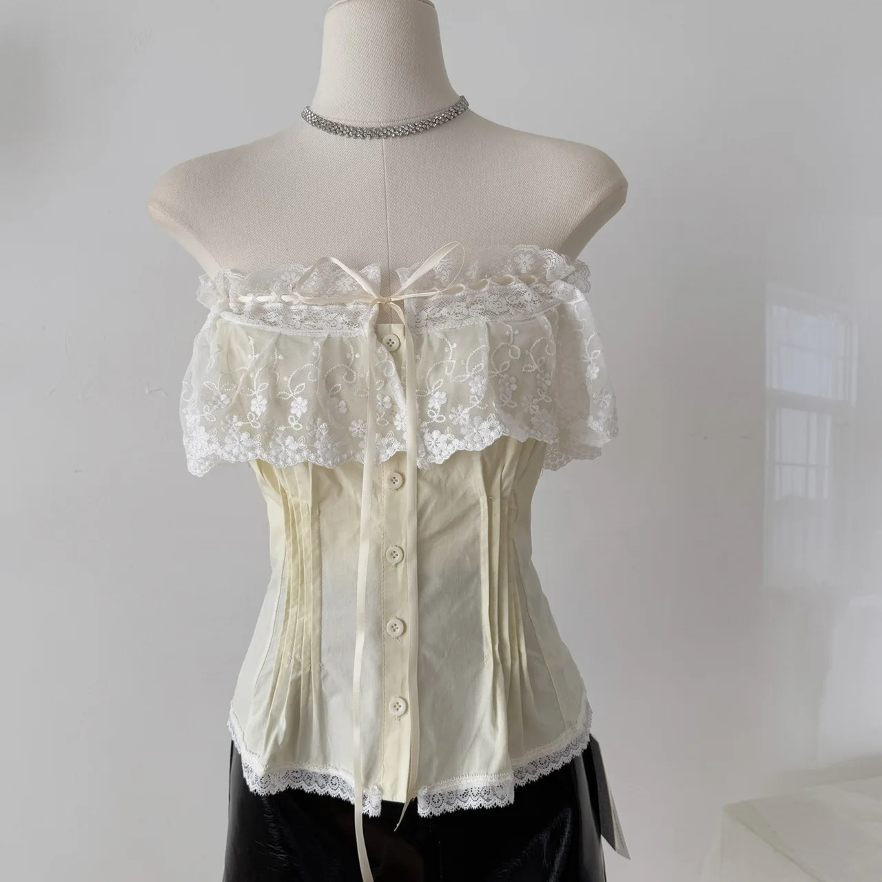 Women's White Lace Blouse Summer Off Shoulder Tops Elegant Ruffled Sleeve Shirt Boho Chic Casual Loose Fit Shirt
Women's White Lace Blouse Summer Off Shoulder Tops Elegant Ruffled Sleeve Shirt Boho Chic Casual Loose Fit Shirt
