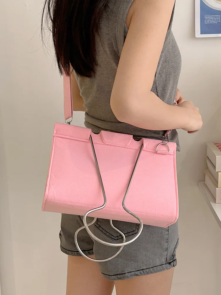 Novelty Large Felt Crossbody Bag Unique Binder Clip Shaped Handbag Solid Color Funny Long Tail Clip Design Shoulder Purse
Novelty Large Felt Crossbody Bag Unique Binder Clip Shaped Handbag Solid Color Funny Long Tail Clip Design Shoulder Purse