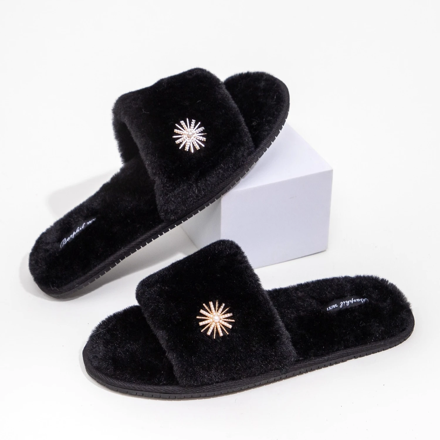 Cozy Plush Women's Cotton Slippers for Autumn and Winter Indoor Use with Beaded Sunflower Decorations Simple and Elegant Design
Cozy Plush Women's Cotton Slippers for Autumn and Winter Indoor Use with Beaded Sunflower Decorations Simple and Elegant Design