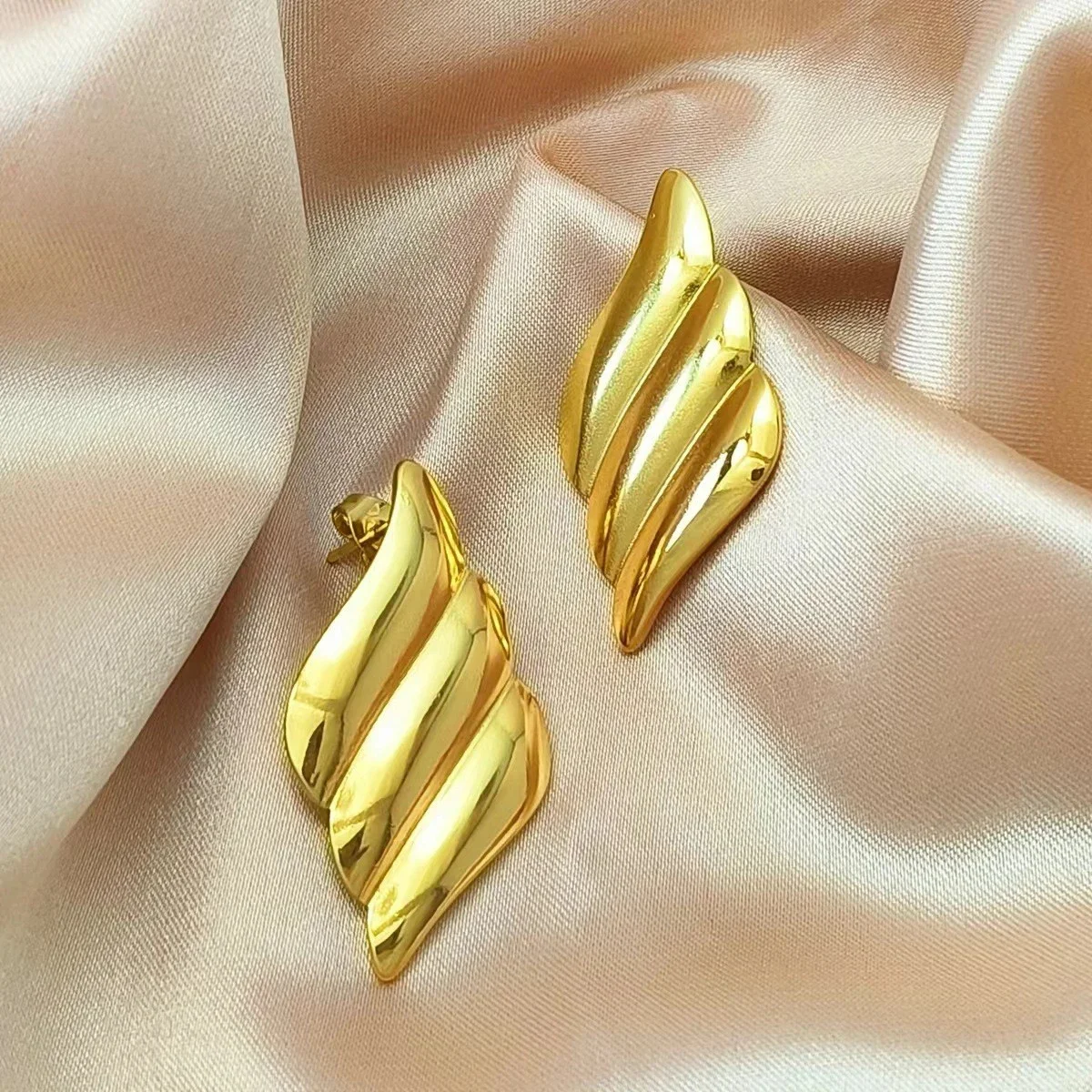 1pc Geometric Hollow Earrings For Women Fashion Elegant Gold Color Stainless Steel Irregular Heart Stud Nail Earring Jewelry
1pc Geometric Hollow Earrings For Women Fashion Elegant Gold Color Stainless Steel Irregular Heart Stud Nail Earring Jewelry