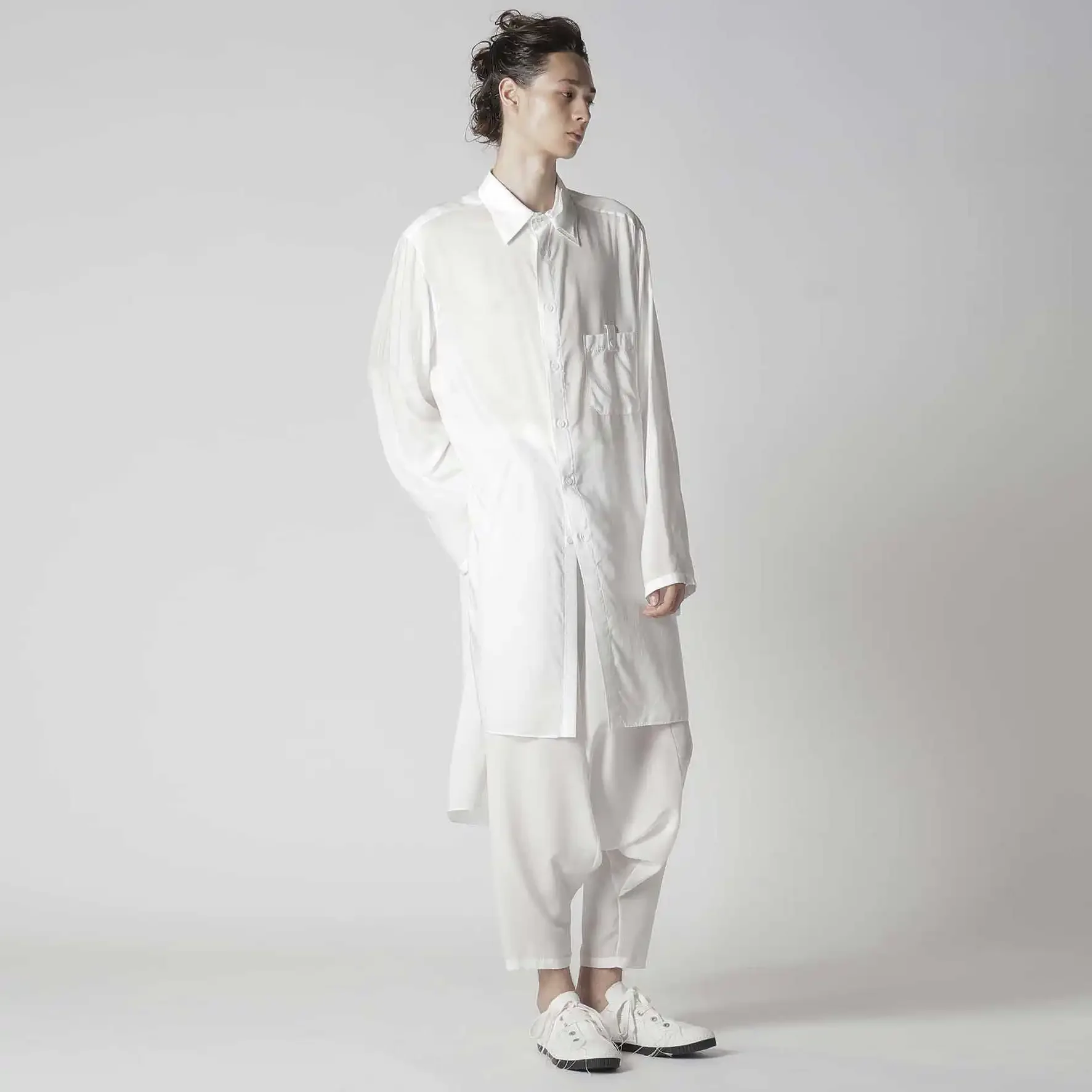 YOJI OOAK оригинальный дизайн, рубашка средней длины с неровным подолом и воротником, минималистичная рубашка с длинными рукавами для мужчин
YOJI OOAK оригинальный дизайн, рубашка средней длины с неровным подолом и воротником, минималистичная рубашка с длинными рукавами для мужчин