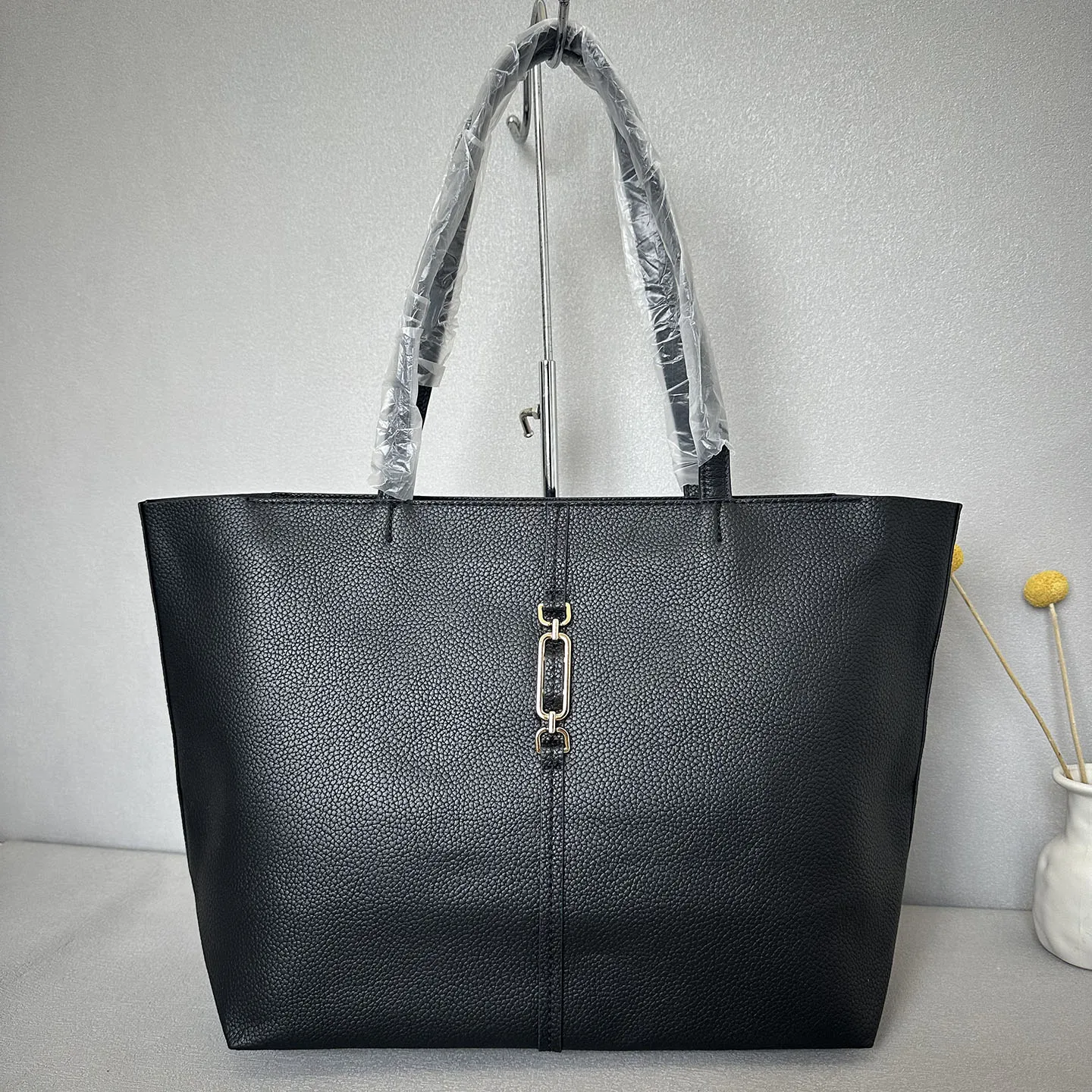 Black Commuter Tote Bag Women's Shoulder Bag Versatile File Carrying Bag Dual Strap Handbag for All Ages Zipper Closure
Black Commuter Tote Bag Women's Shoulder Bag Versatile File Carrying Bag Dual Strap Handbag for All Ages Zipper Closure