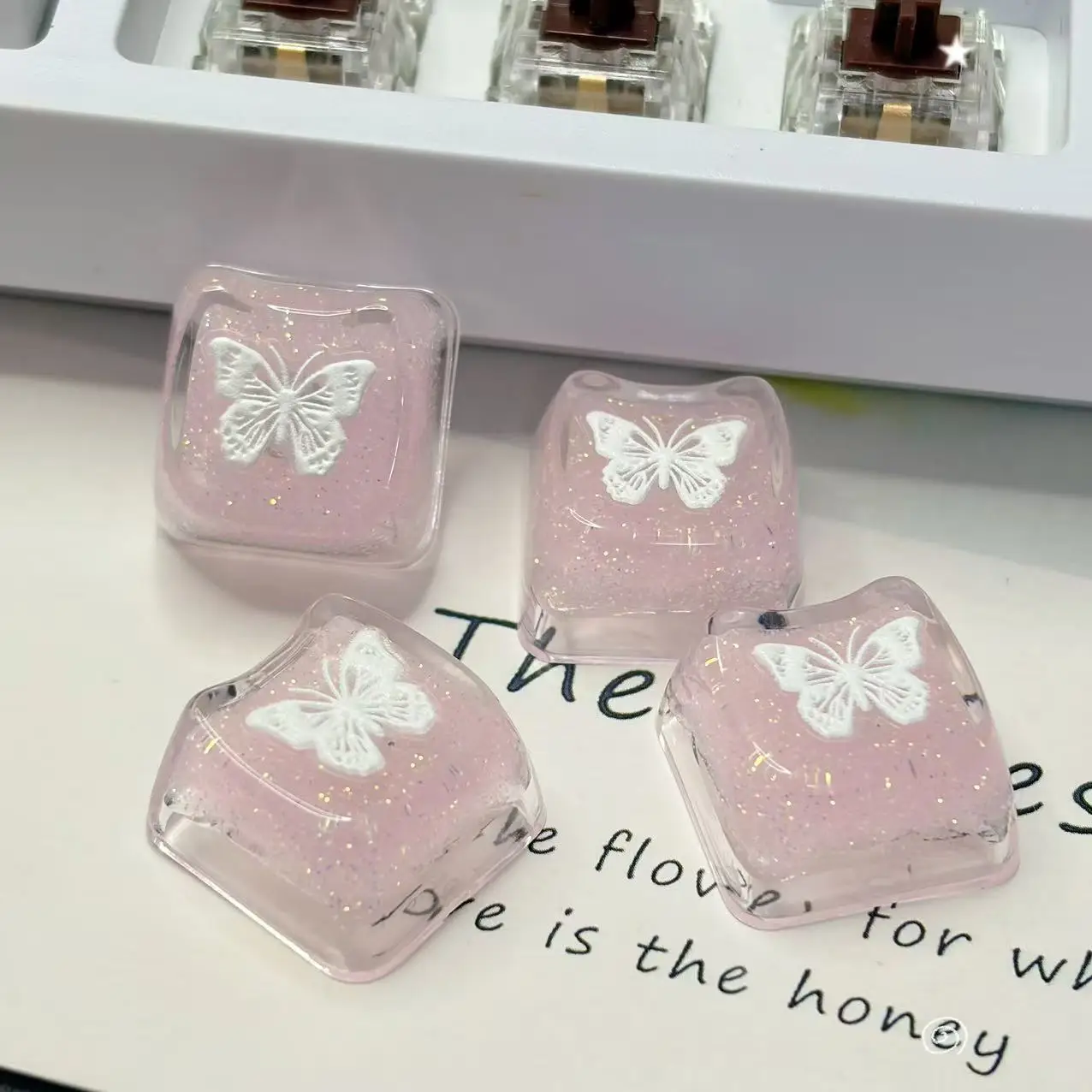 1PC/4PCS Mao High Butterfly Keycap Cute Pink Translucent Cat Eye Glitter Gel Transparent Test Axle Female Keyboard Keycap
1PC/4PCS Mao High Butterfly Keycap Cute Pink Translucent Cat Eye Glitter Gel Transparent Test Axle Female Keyboard Keycap