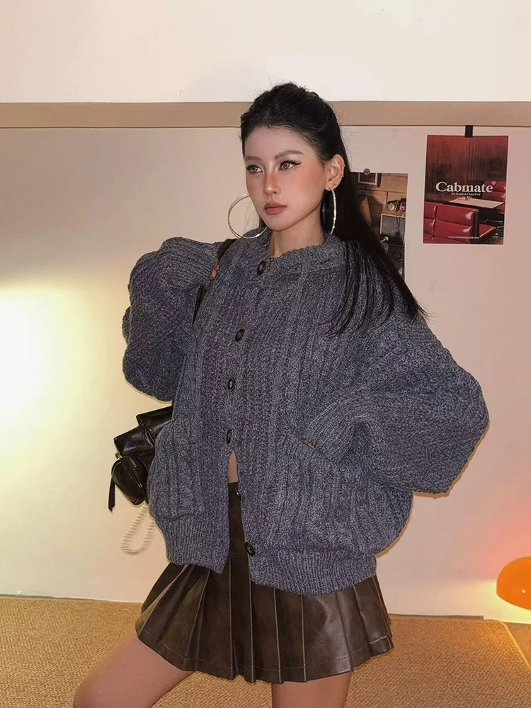 Зимний толстый вязаный кардиган с капюшоном, американский свободный однобортный вязаный свитер Y2K, женская однотонная теплая мягкая верхняя одежда, новинка
Зимний толстый вязаный кардиган с капюшоном, американский свободный однобортный вязаный свитер Y2K, женская однотонная теплая мягкая верхняя одежда, новинка