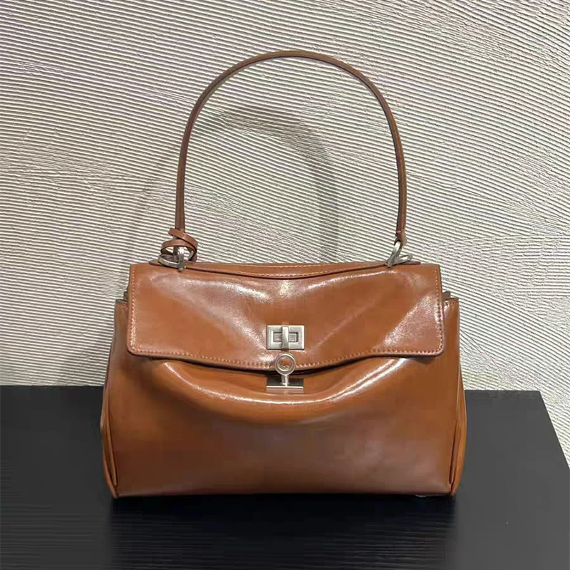 Luxury Genuine Leather Women's Handbag Large-capacity Crossbody Bag With Flap And Lock Design Fashion Commute For Travel Shopper
Luxury Genuine Leather Women's Handbag Large-capacity Crossbody Bag With Flap And Lock Design Fashion Commute For Travel Shopper