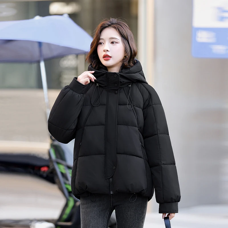 Зимняя утепленная хлопковая куртка с капюшоном для женщин: короткая модель, укороченная, объемного кроя, большие размеры, модное хлопковое пальто, верхняя одежда
Зимняя утепленная хлопковая куртка с капюшоном для женщин: короткая модель, укороченная, объемного кроя, большие размеры, модное хлопковое пальто, верхняя одежда