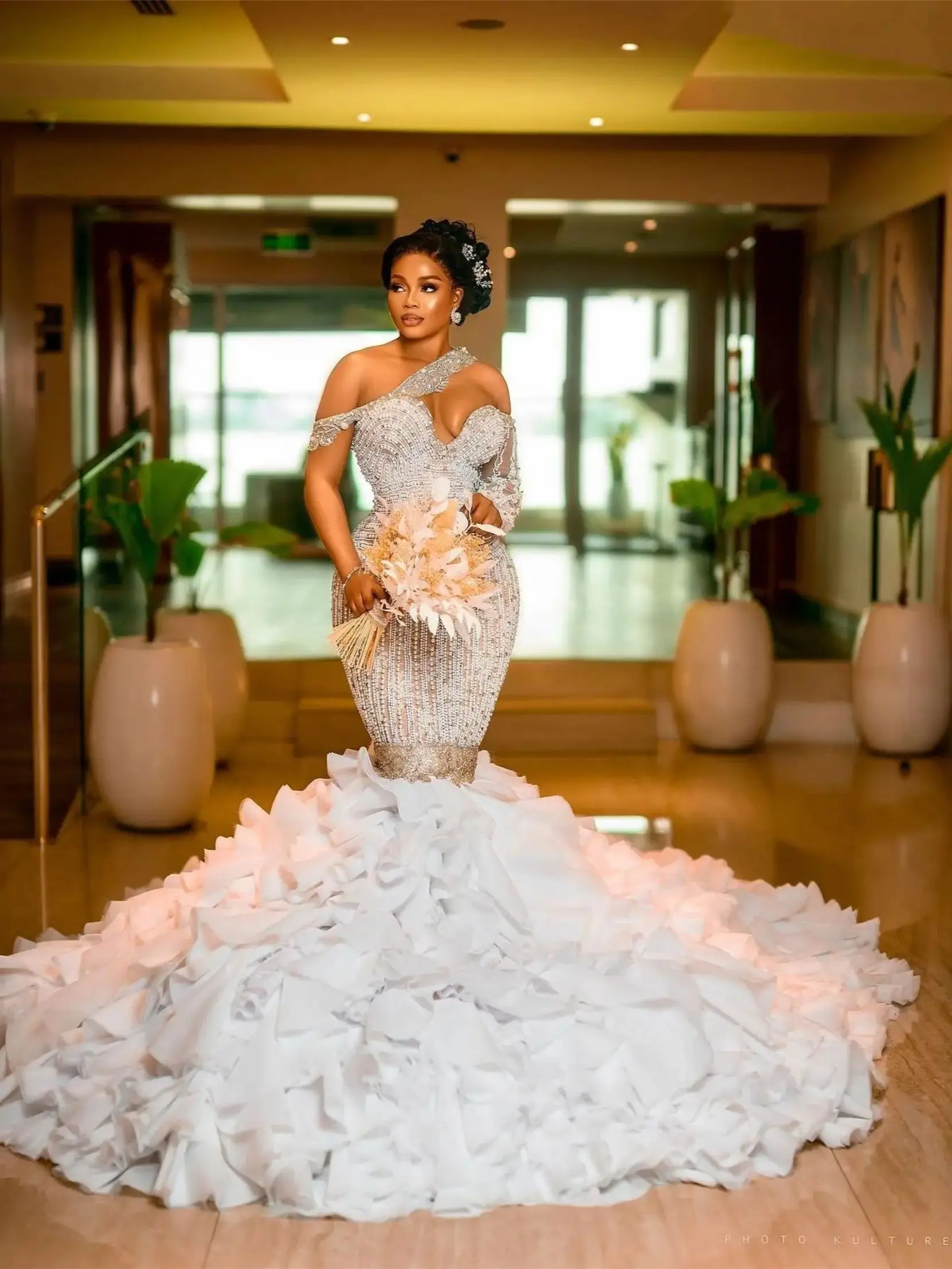 Customized Plus Size Mermaid Wedding Dress Tailored Beads One Shoulder Crystal Wedding Gowns Ruffles Sweep Train Illusion Bridal
Customized Plus Size Mermaid Wedding Dress Tailored Beads One Shoulder Crystal Wedding Gowns Ruffles Sweep Train Illusion Bridal