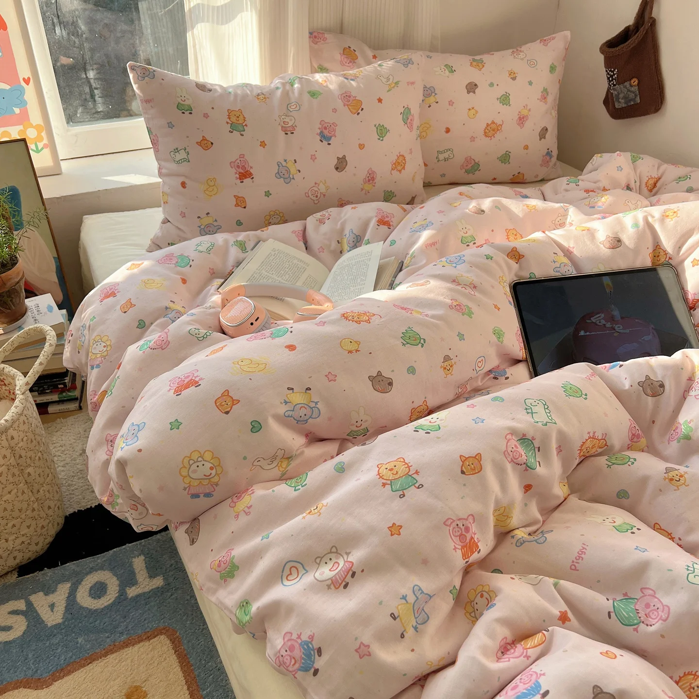 Комплект постельного белья из хлопка с мультяшным принтом Свинки Пеппы, двухслойный, милый, из чистого хлопка, четыре предмета: пододеяльник, простыня, наволочки, аксессуары для постельного белья
Комплект постельного белья из хлопка с мультяшным принтом Свинки Пеппы, двухслойный, милый, из чистого хлопка, четыре предмета: пододеяльник, простыня, наволочки, аксессуары для постельного белья